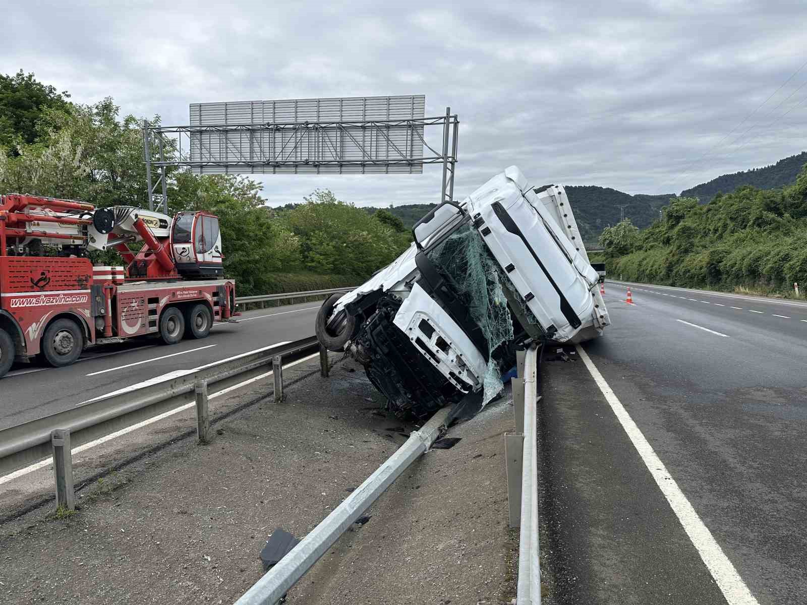 Ordu&rsquo;da &ccedil;ay y&uuml;kl&uuml; tır devrildi: S&uuml;r&uuml;c&uuml;n&uuml;n kolu koptu
