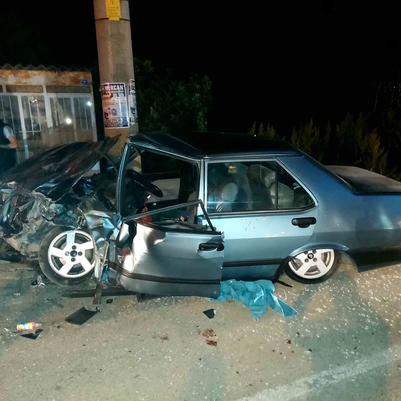 Isparta’da iki otomobil kafa kafaya çarpıştı: 4 yaralı