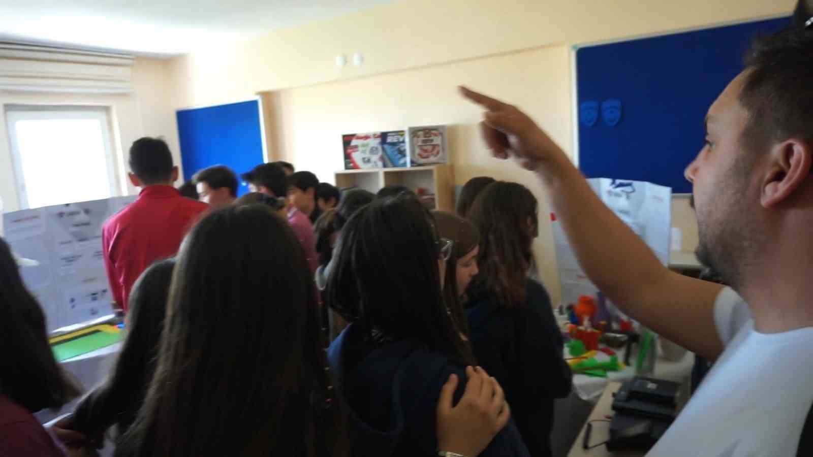 &Uuml;st&uuml;n yetenekli &ouml;ğrenciler Bilim Fuarında projeleriyle g&ouml;z doldurdu
