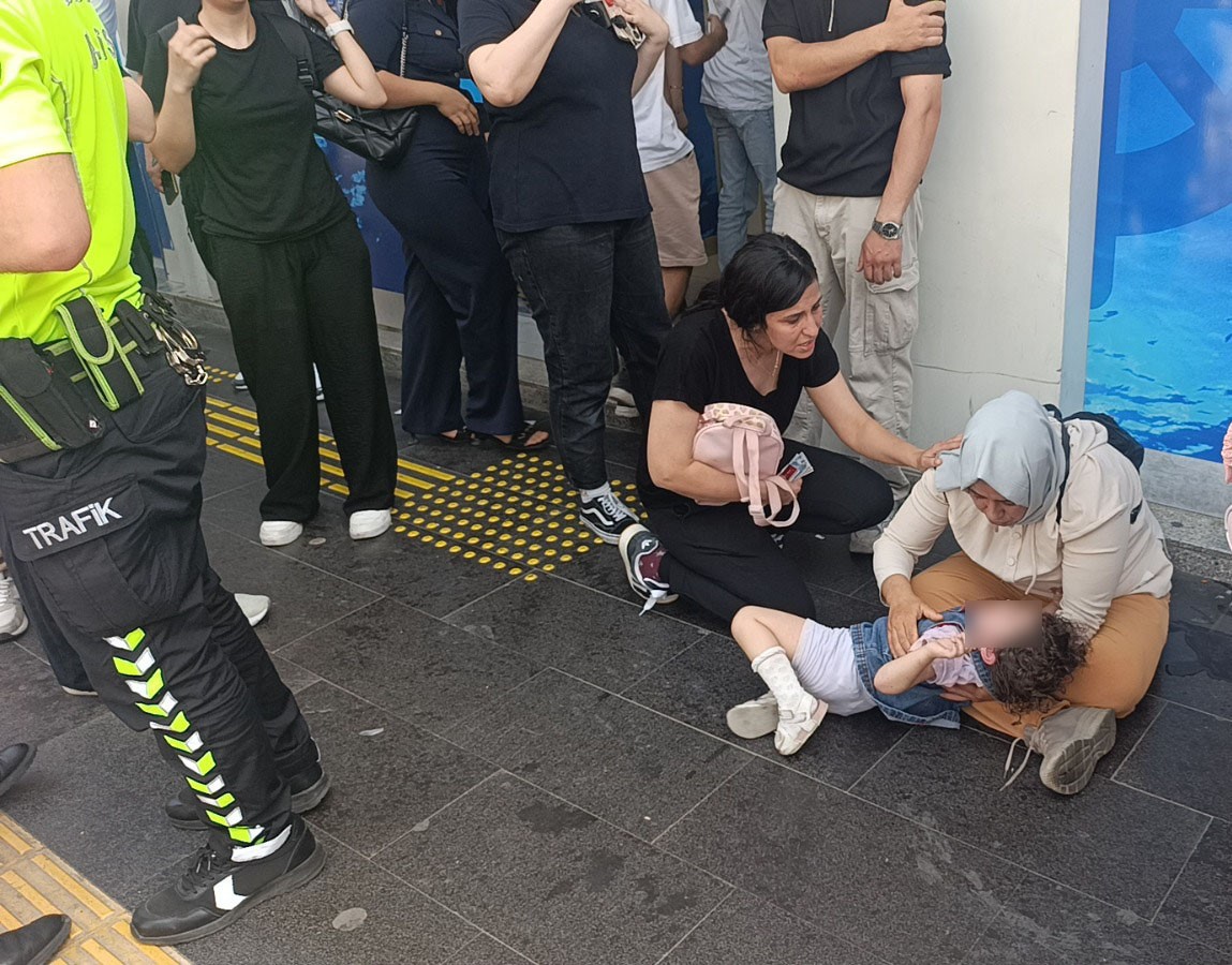 Manavgat&rsquo;ta motosikletli kurye yaya ge&ccedil;idinde anne ve kızına &ccedil;arptı: 3 yaralı
