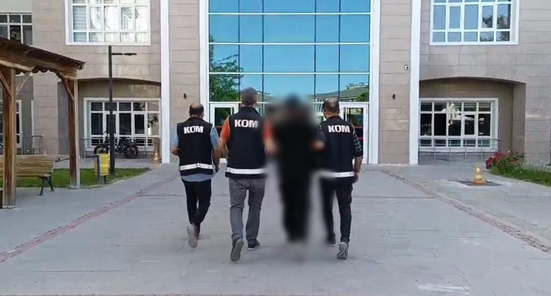 Evrakla değil, parayla ikamet: R&uuml;şvet operasyonunda 2 tutuklama
