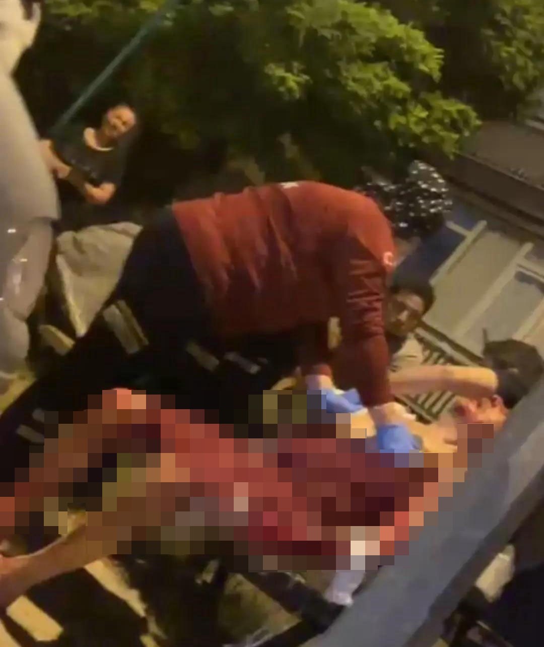 Hakkında uzaklaştırma kararı bulunan adam, barışma &ccedil;ağrısıyla gittiği evde eşi tarafından defalarca bı&ccedil;aklandı
