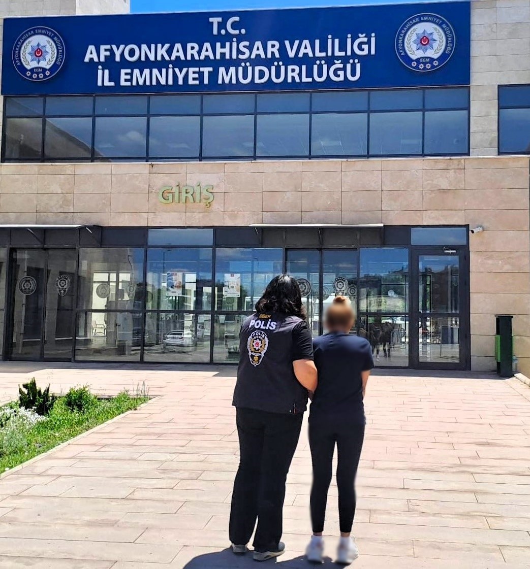 Dolandırıcılık suçundan aranan şahsı polis yakaladı