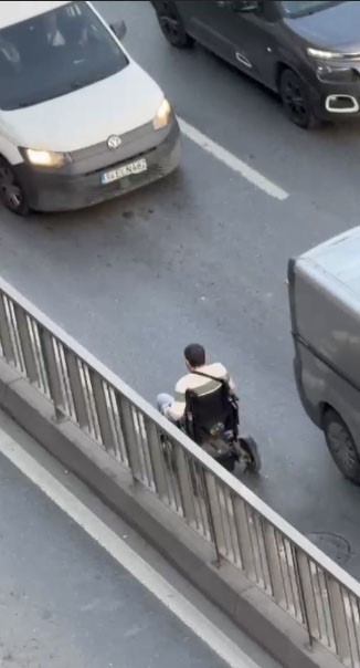 Sultangazi’de engelli vatandaş tekerlekli sandalyeyle ters yönde trafiğe girdi 