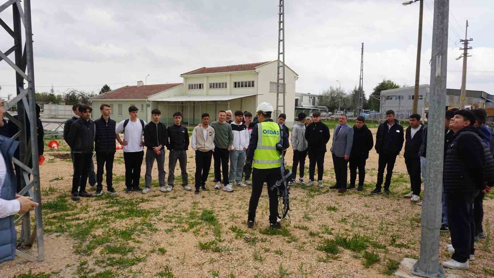 OEDAŞ, &ccedil;alışanlara ve &ouml;ğrencilere verdiği İSG eğitimleriyle afet hazırlıklarını g&uuml;&ccedil;lendiriyor

