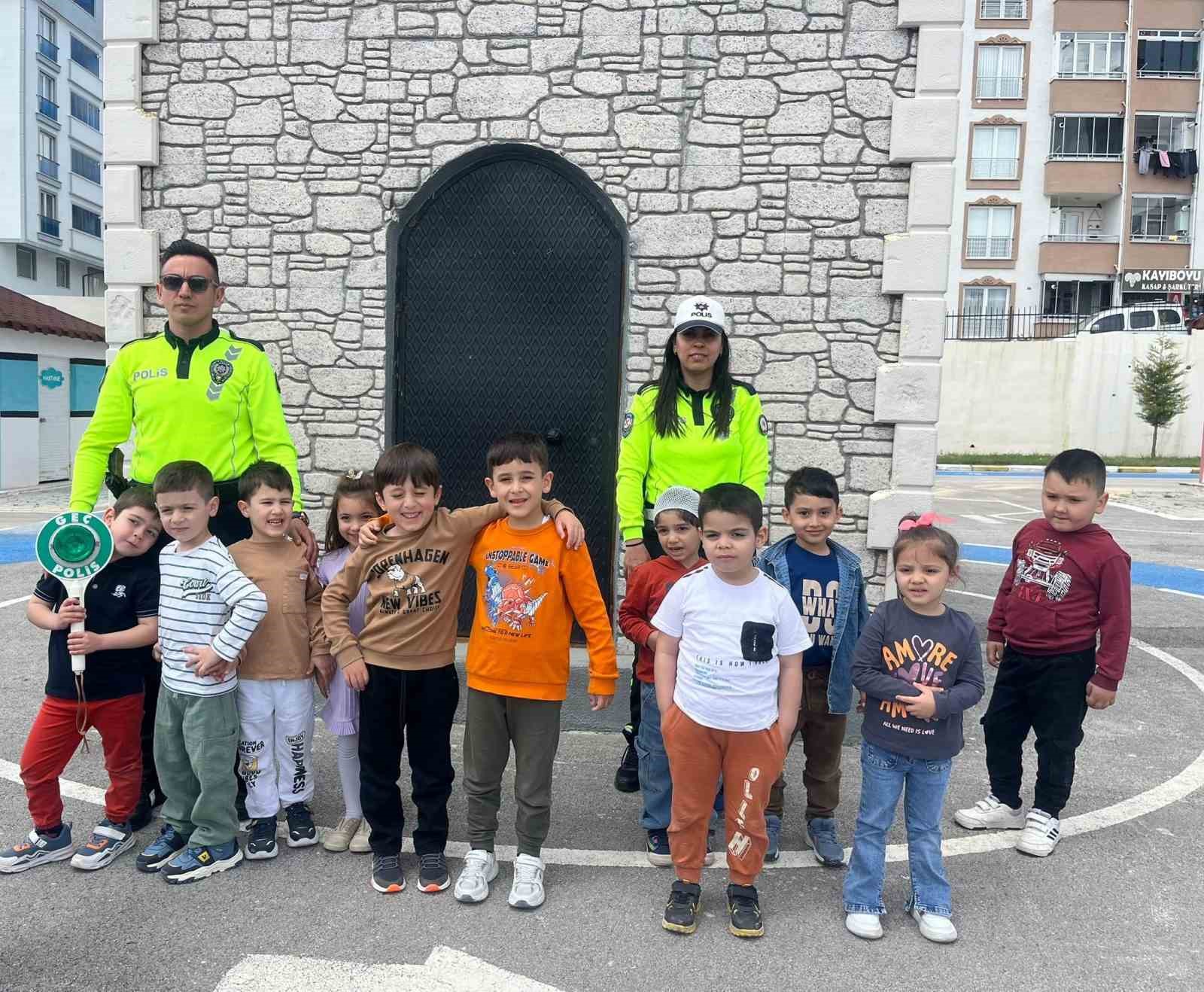 Minik &ouml;ğrenciler polislik mesleğini yakından tanıdı

