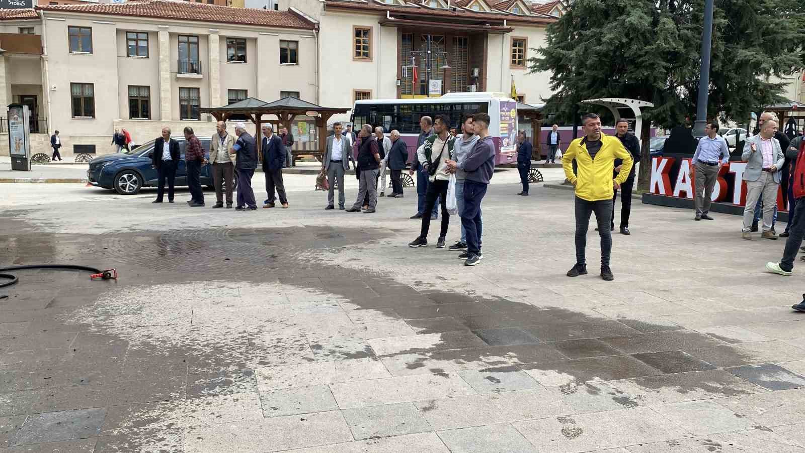 Polis ekibi işlem yapmak isteyince hacizli aracı ateşe verdi
