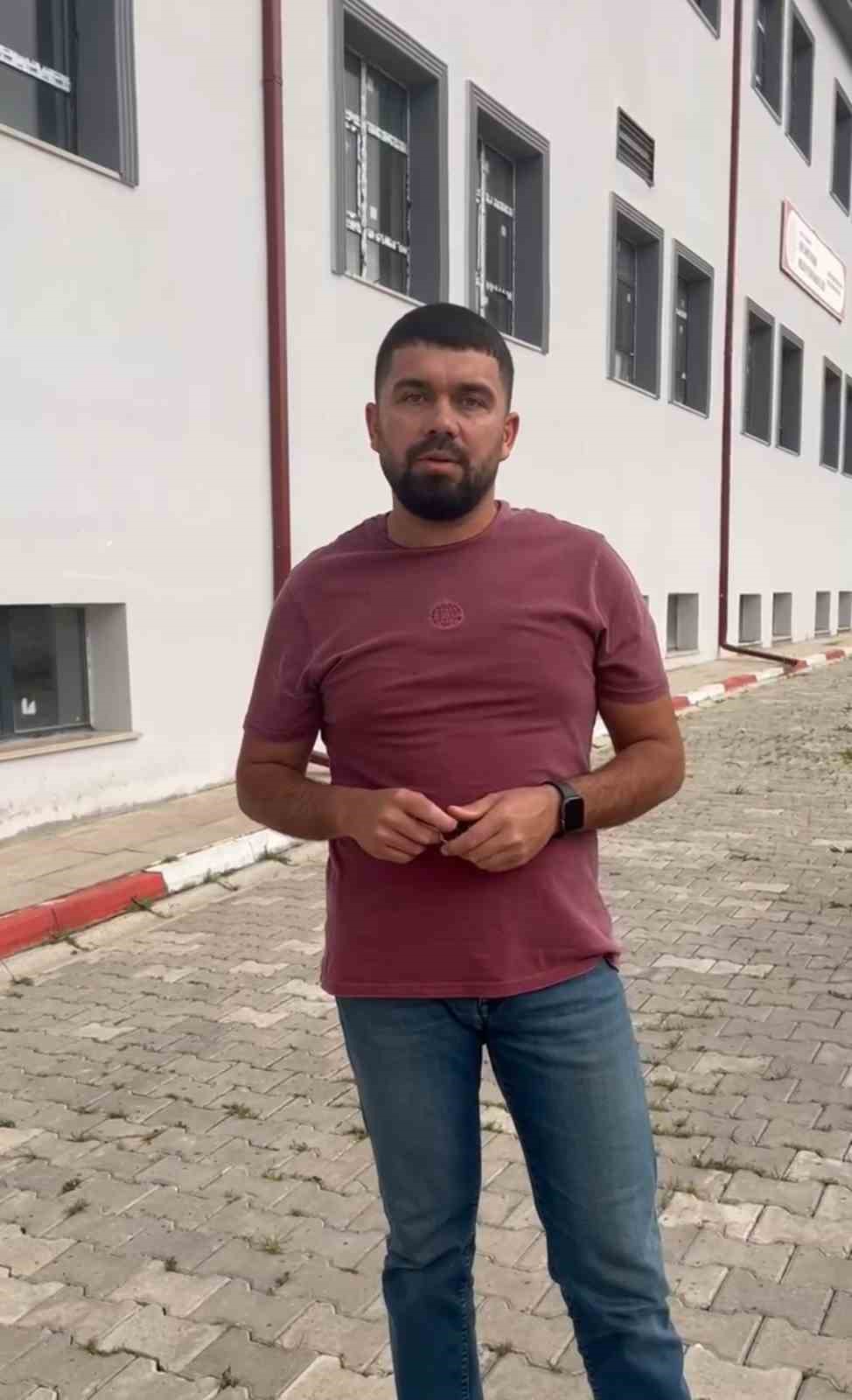 Okulda paniğe neden olan yılan, öğretmen tarafından yakalandı
