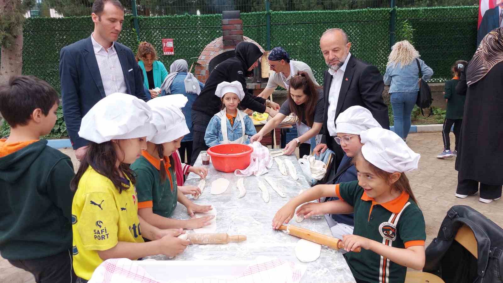 Minik eller okul bahçesinde hamur açıp kıymalı pide hazırladılar