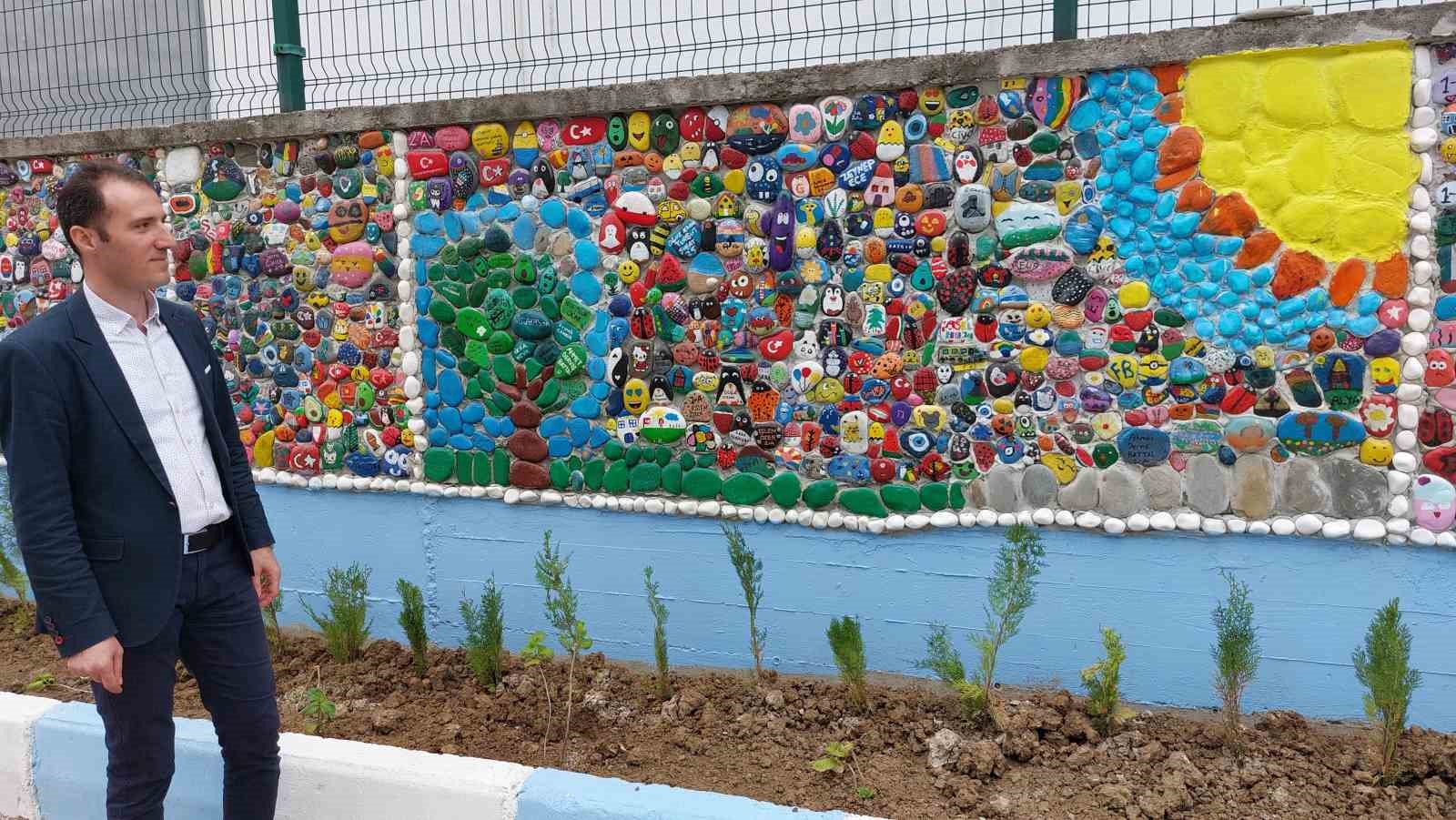 Minik eller okul bah&ccedil;esinde hamur a&ccedil;ıp kıymalı pide hazırladılar
