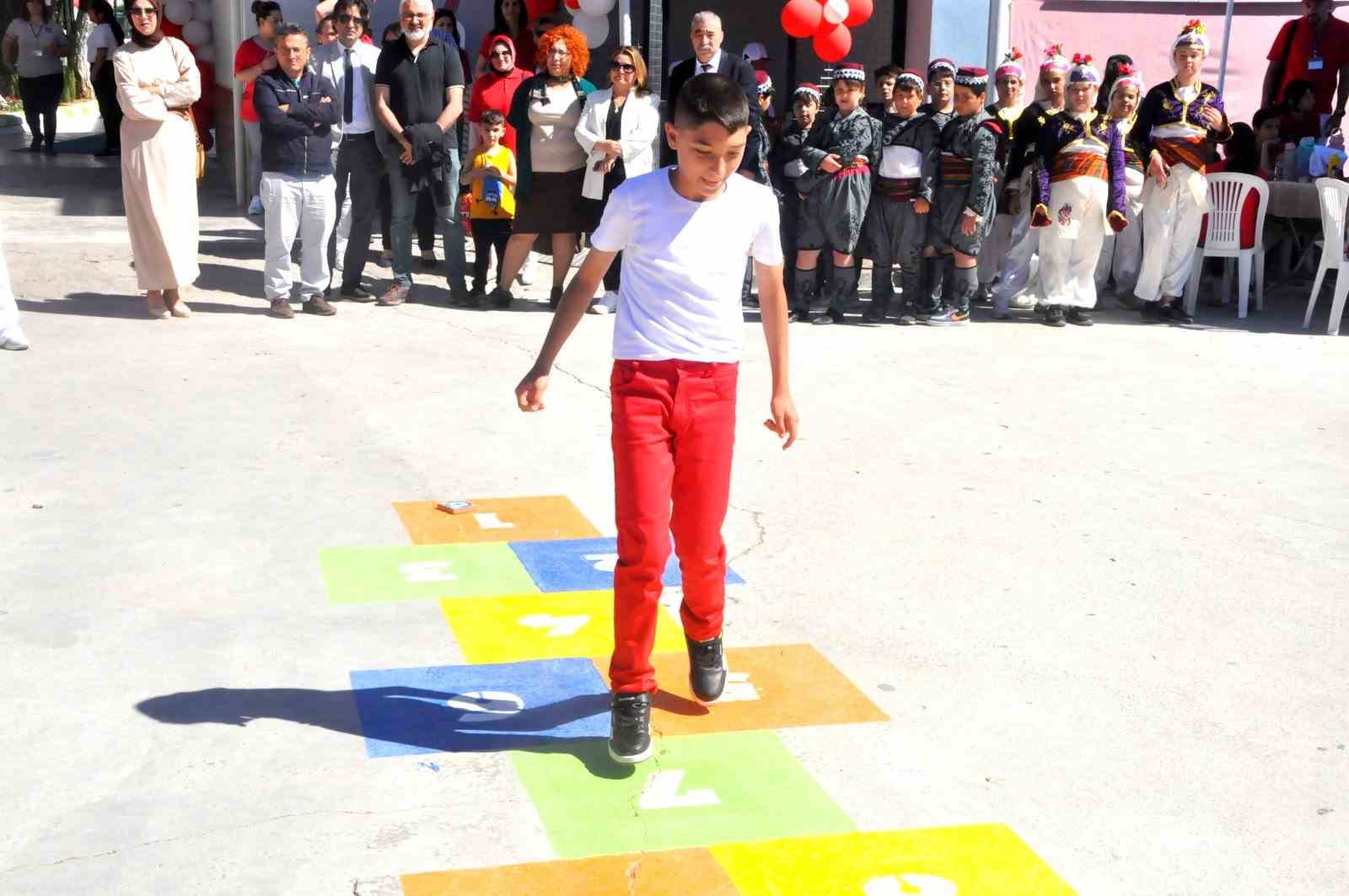 Gelenekten geleceğe Muğla’da renkli çocuk şenliği