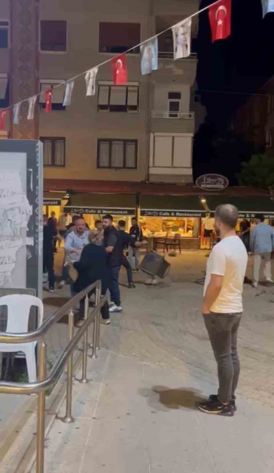 Maltepe&rsquo;de iki grup arasında kavga: Sandalyeler havada u&ccedil;uştu
