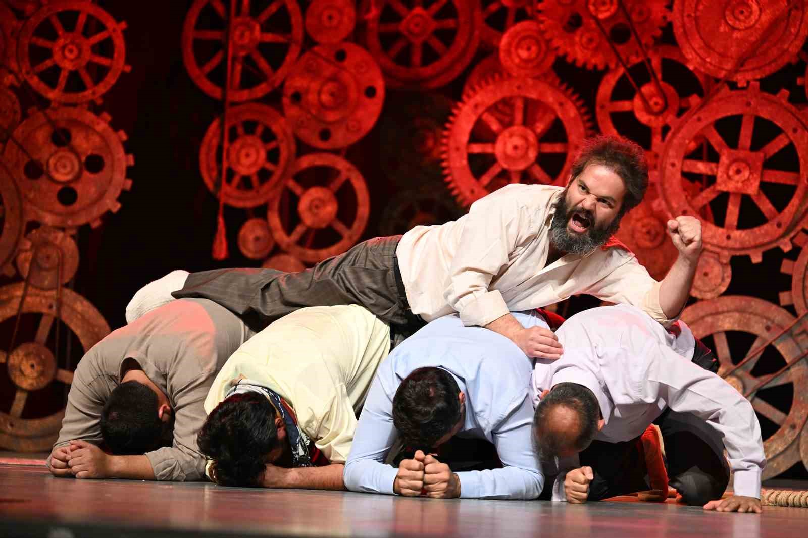 Mersin Şehir Tiyatrosu &lsquo;Misafir&rsquo; oyununu G&uuml;lnar&rsquo;da sahneledi
