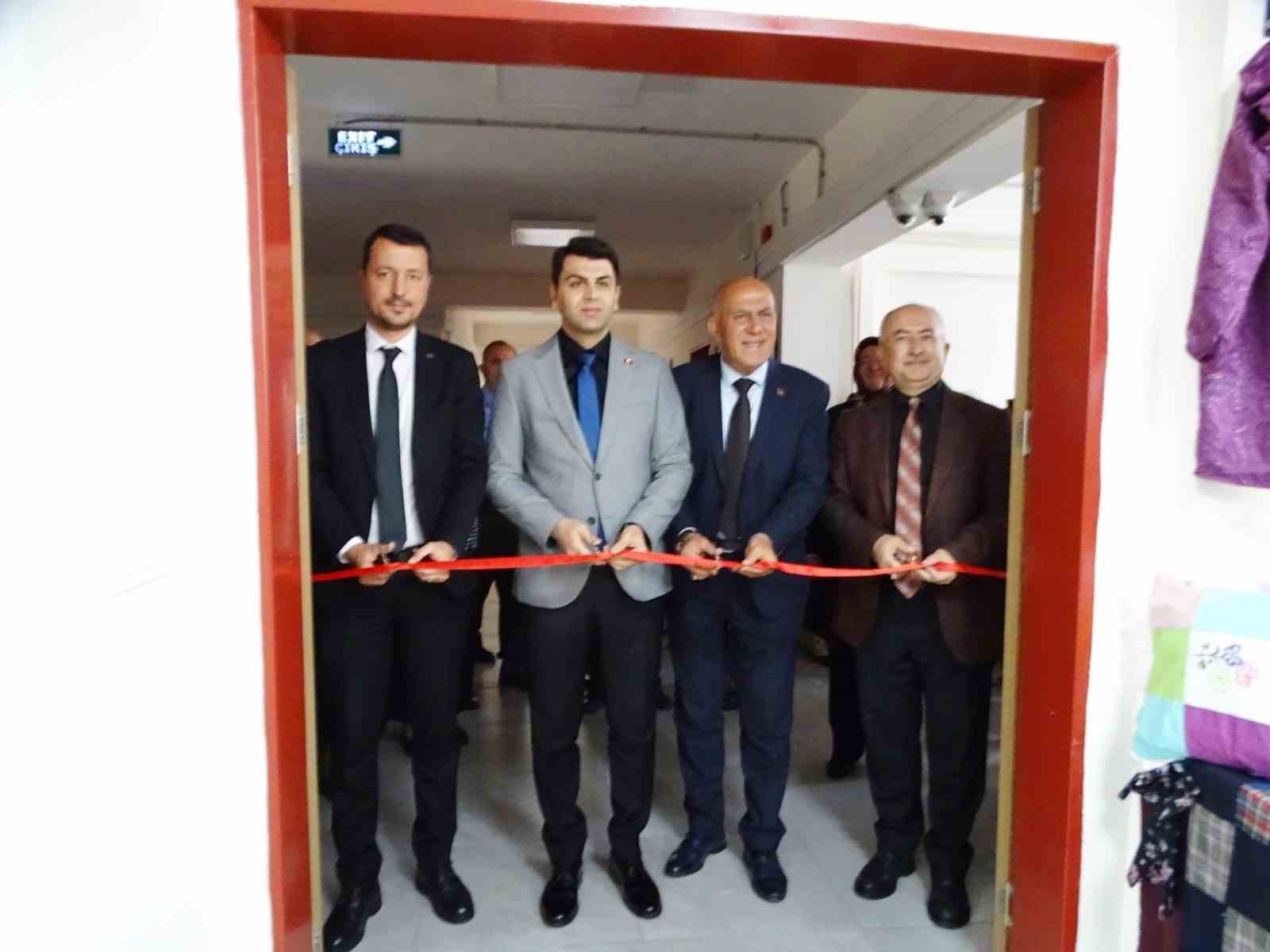 Hisarcık’ta karma yıl sonu sergisi açıldı