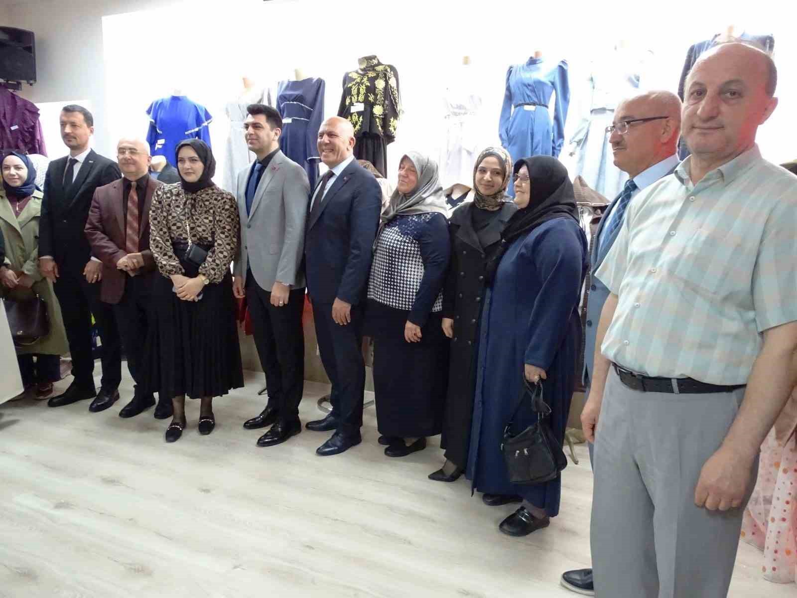 Hisarcık&rsquo;ta karma yıl sonu sergisi a&ccedil;ıldı
