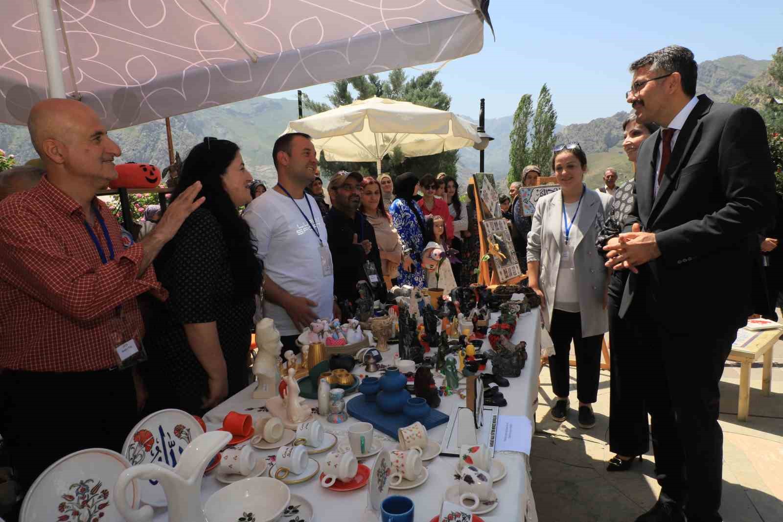 Hakk&acirc;ri&rsquo;de yıl sonu sergisi
