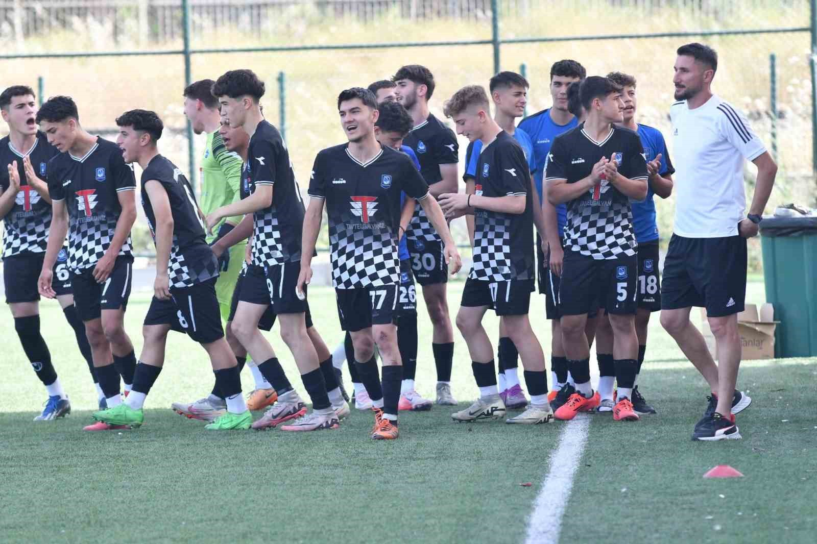 Yunusemre’nin U17’leri namağlup il şampiyonu oldu
