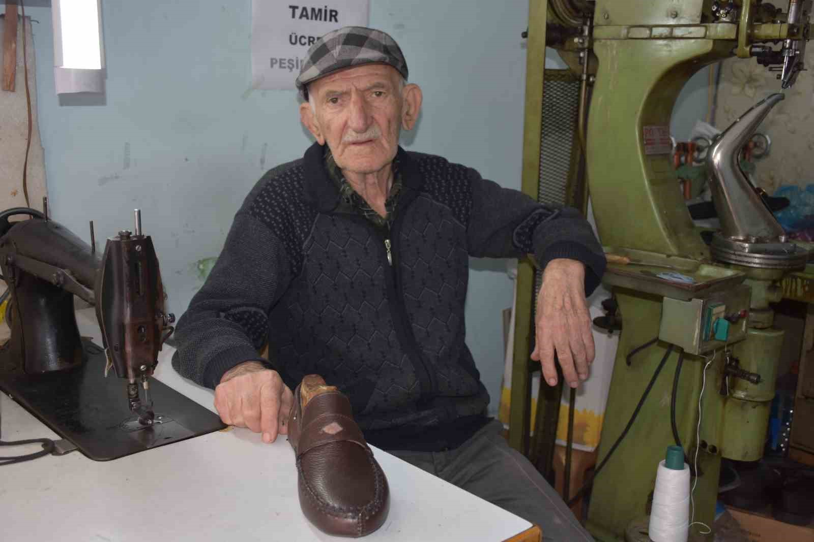 20 metrekarelik dükkanda fabrikasyona direniyor
