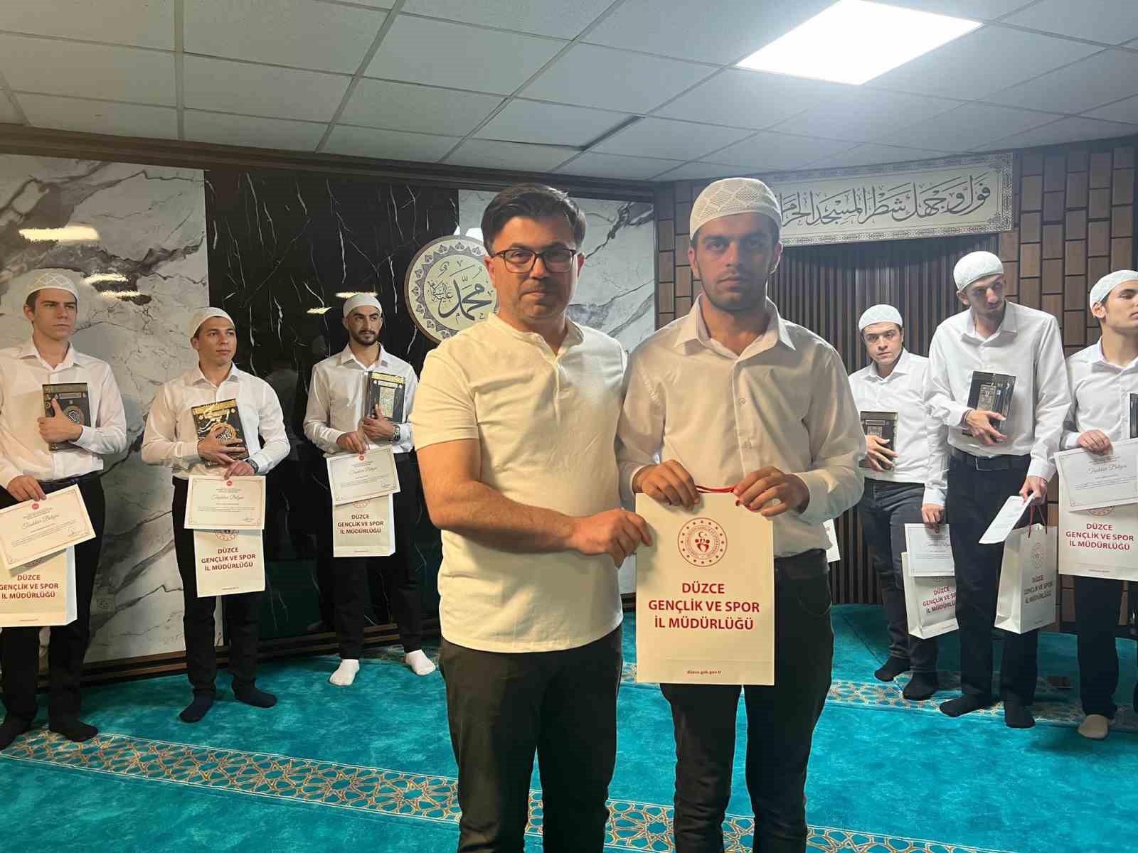Kur’an-ı Kerim’i öğrenen öğrencilere hediye
