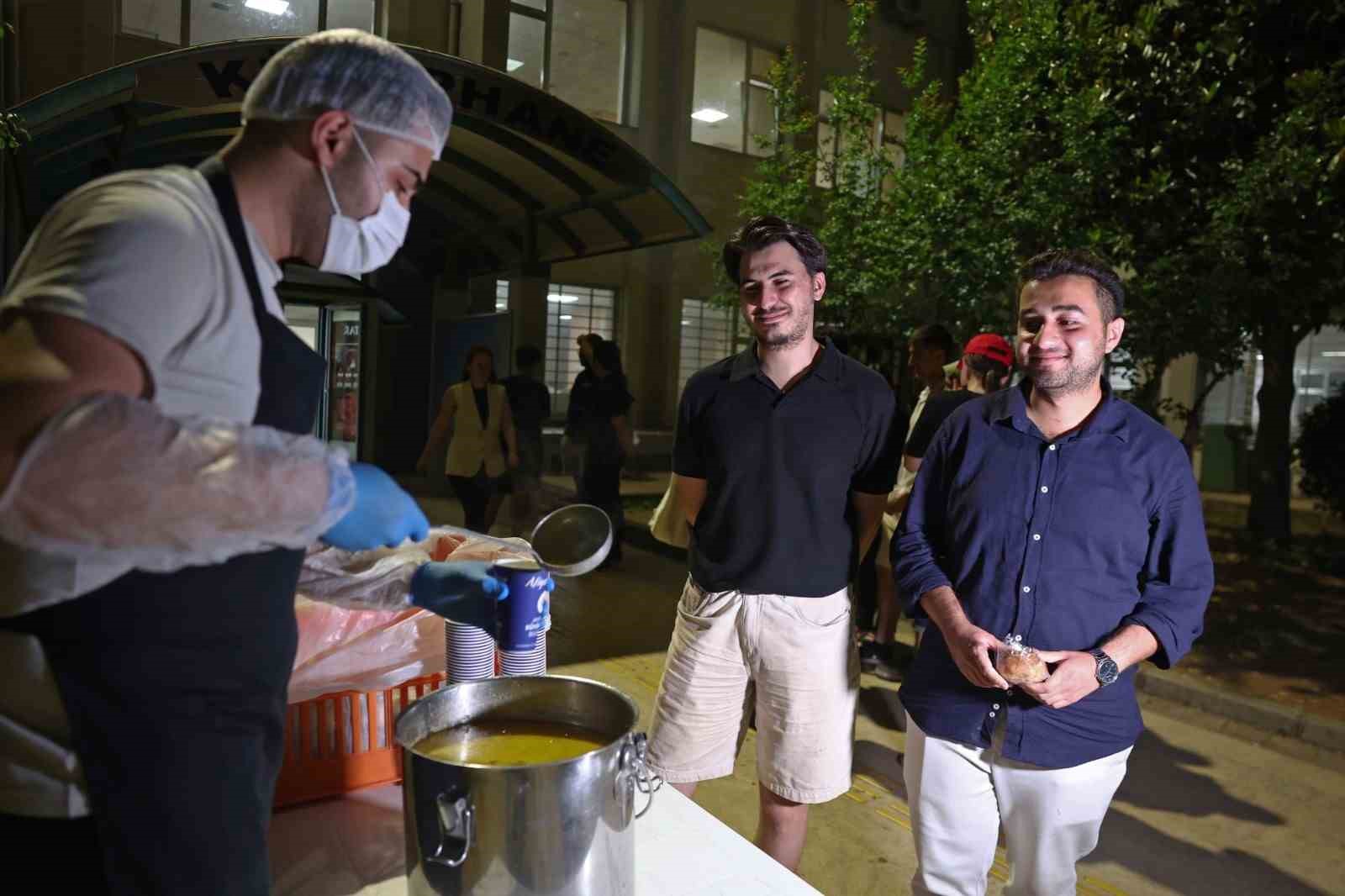 Antalya Büyükşehir Belediyesi’nden final haftasında öğrencilere çorba ikramı