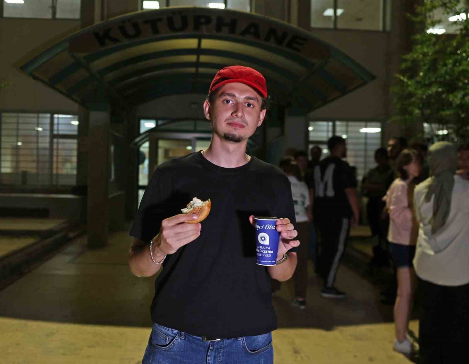 Antalya B&uuml;y&uuml;kşehir Belediyesi&rsquo;nden final haftasında &ouml;ğrencilere &ccedil;orba ikramı
