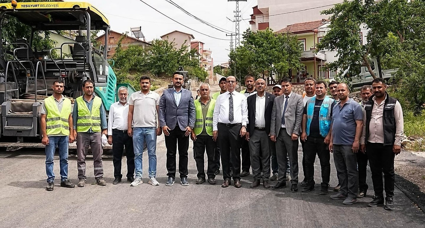 Yeşilyurt&rsquo;ta ulaşım altyapısı g&uuml;&ccedil;leniyor, asfalt &ccedil;alışmaları s&uuml;r&uuml;yor
