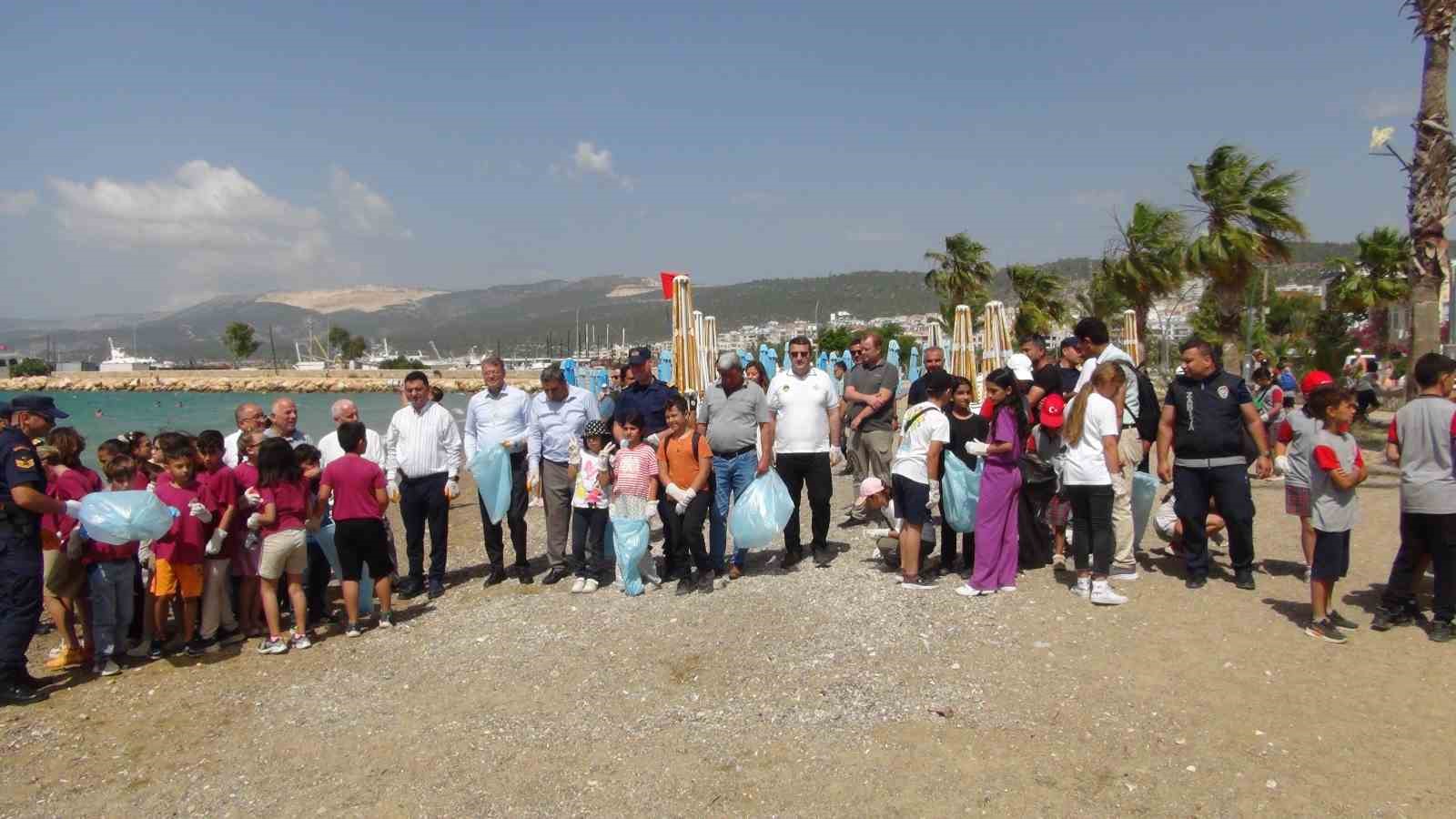 Dalgıçlar denizde , öğrenciler sahilde temizlik yaptı