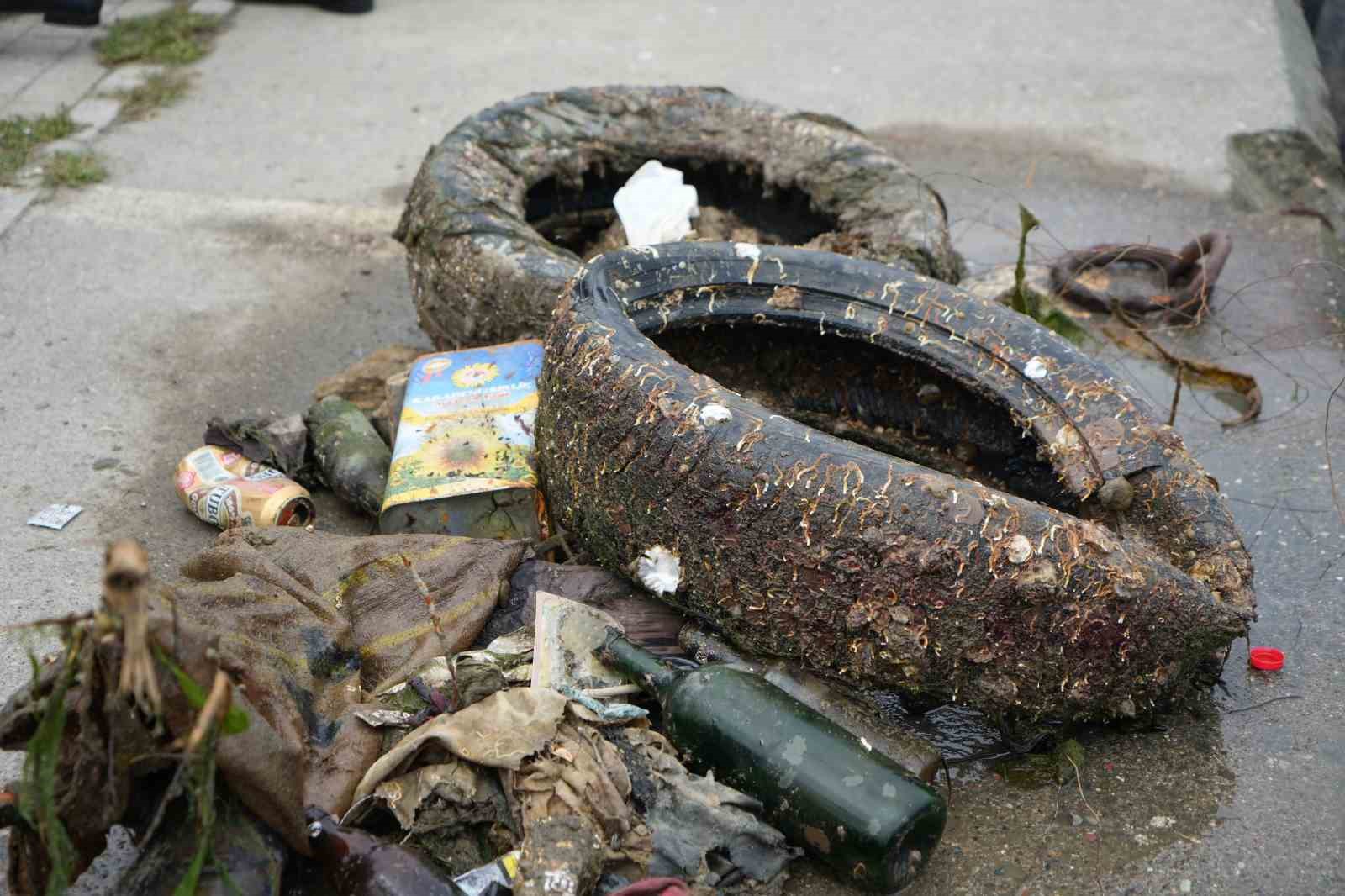 Denizden &ccedil;ıkan atıklar minikleri de şaşırttı: Lastik tekerlekler, teneke kutular
