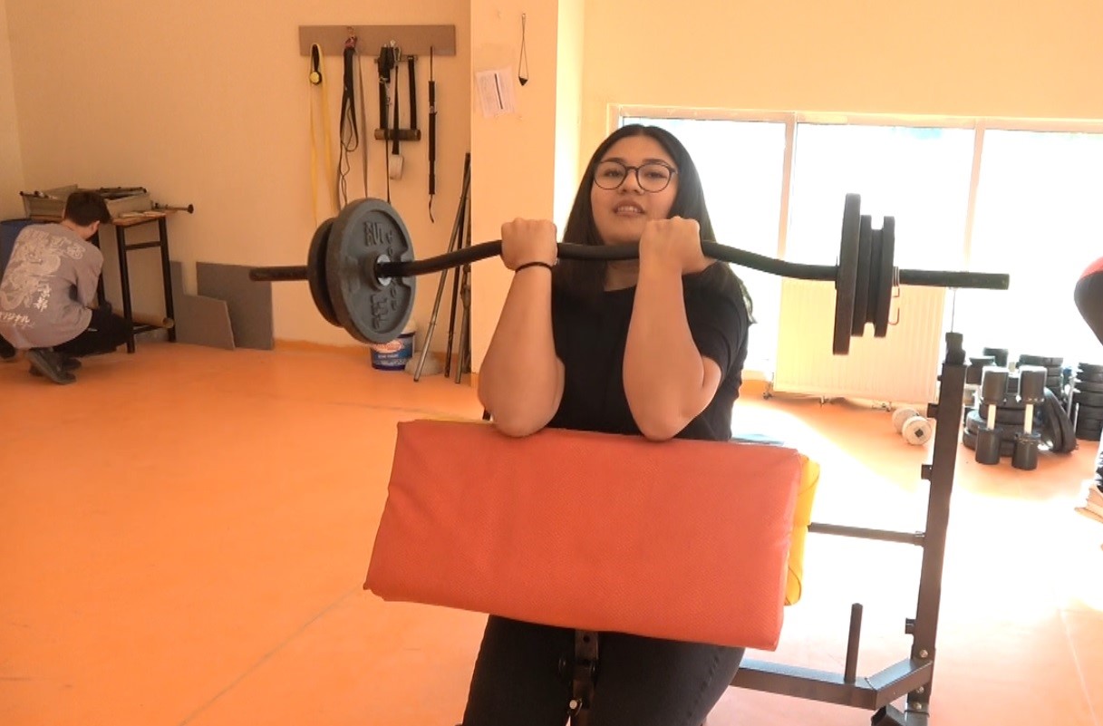 Tavşanlı’dan baba- kız bilek güreşinde aldıkları madalyalarla Tavşanlı’na büyük gurur yaşattı