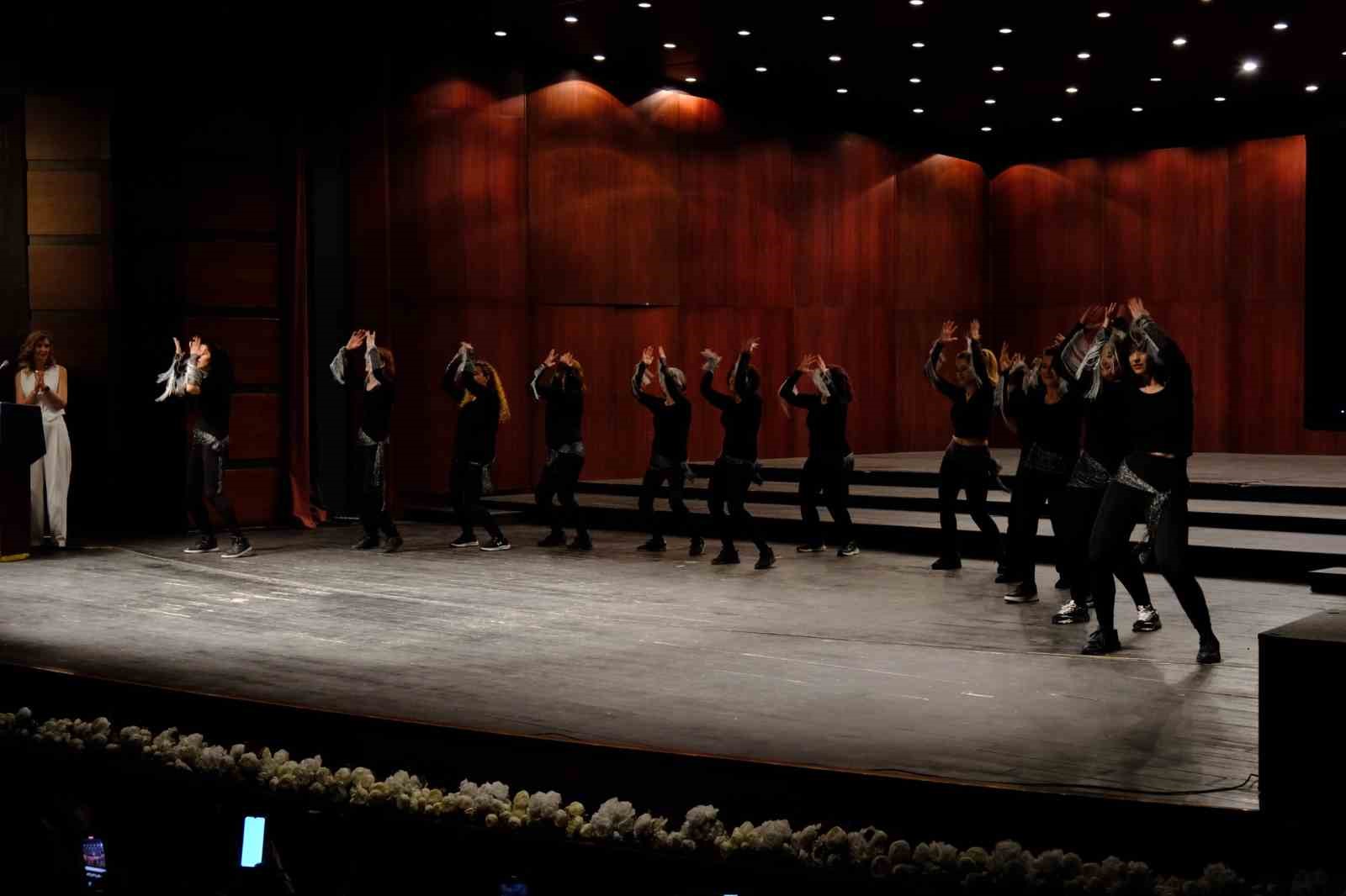 Esmek kursiyerlerinden muhteşem yıl sonu g&ouml;sterisi
