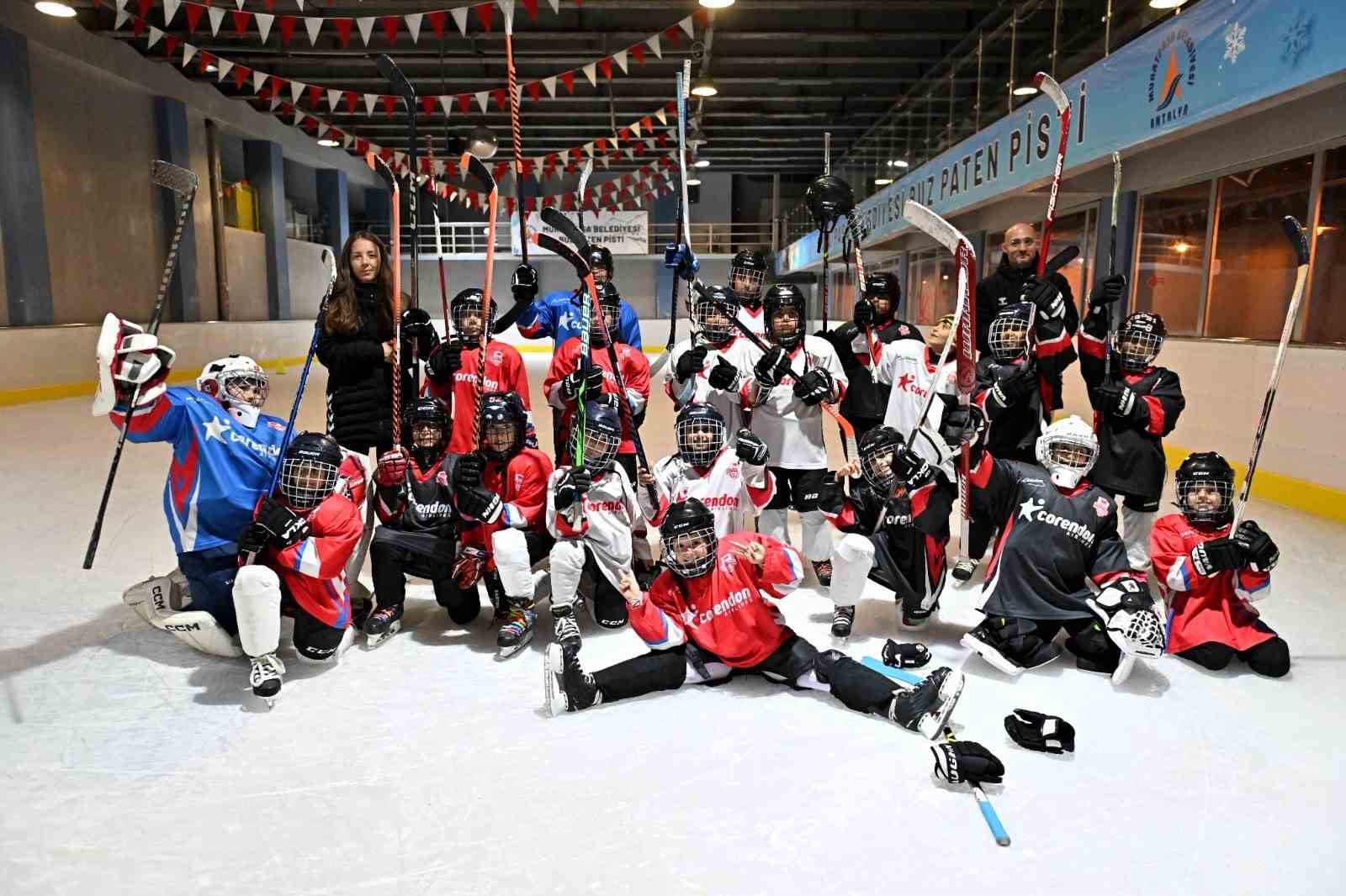 Sıcacık bir kentte buz gibi bir hayal: Muratpaşa&rsquo;nın k&uuml;&ccedil;&uuml;k hokeycileri
