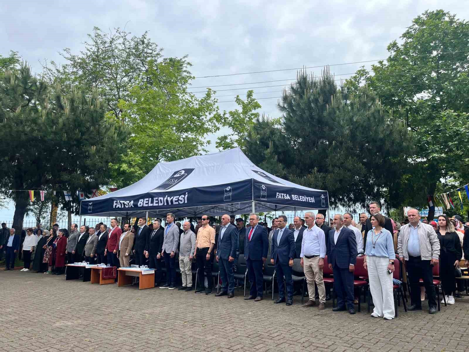 Öğrenciler diplomalarını yüzerek aldı

