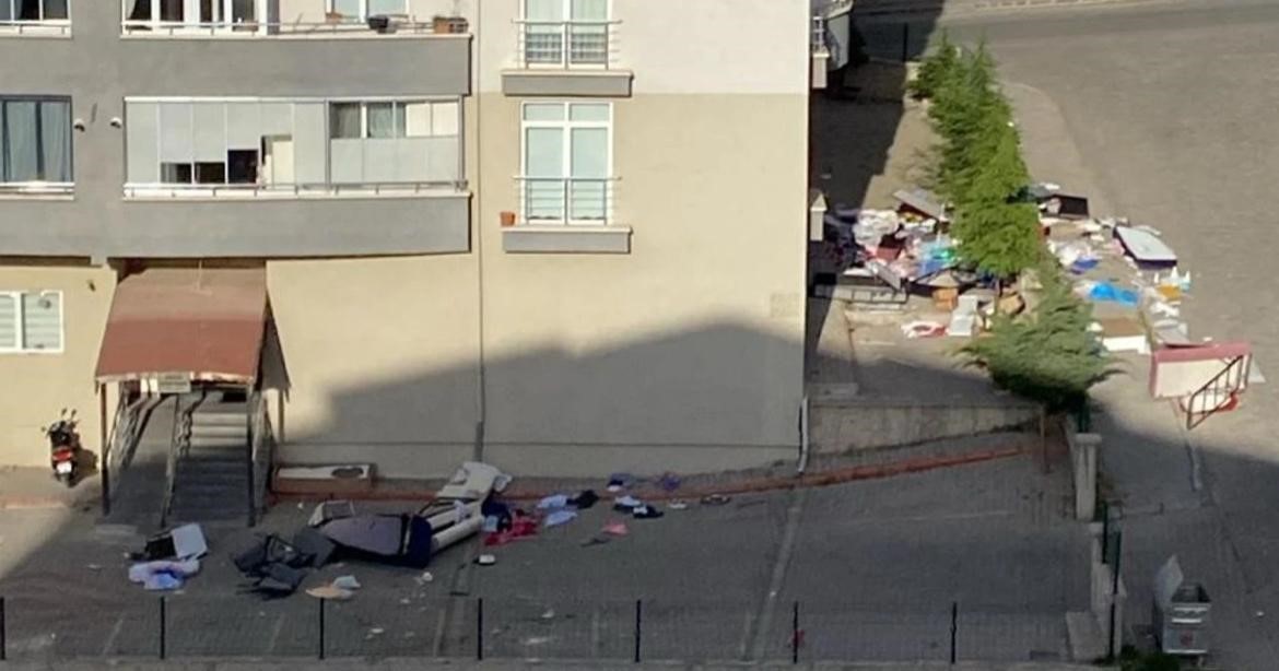 Sinir krizi geçiren şahıs evindeki eşyaları 6. kattan sokağa attı
