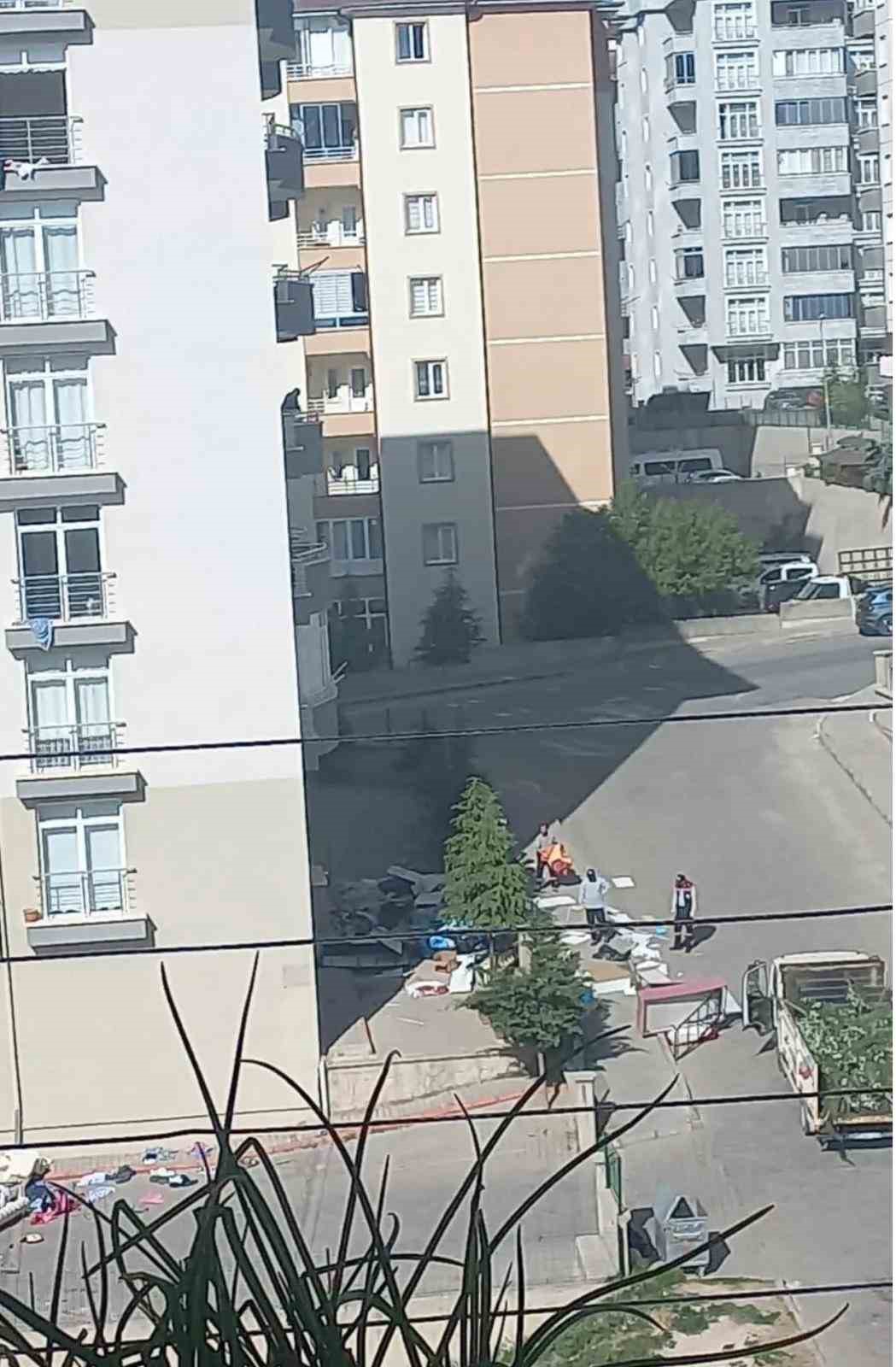 Sinir krizi ge&ccedil;iren şahıs evindeki eşyaları 6. kattan sokağa attı
