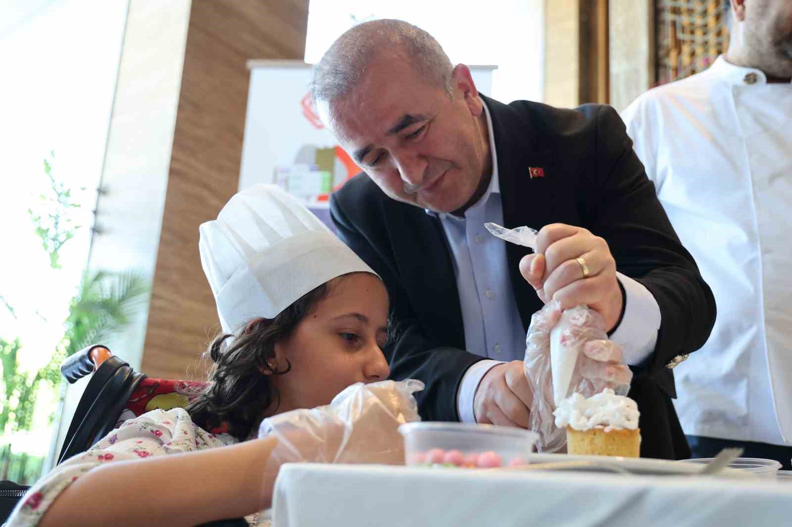 Down sendromlu bireyler pasta süsleme yarışmasında hünerlerini gösterdi