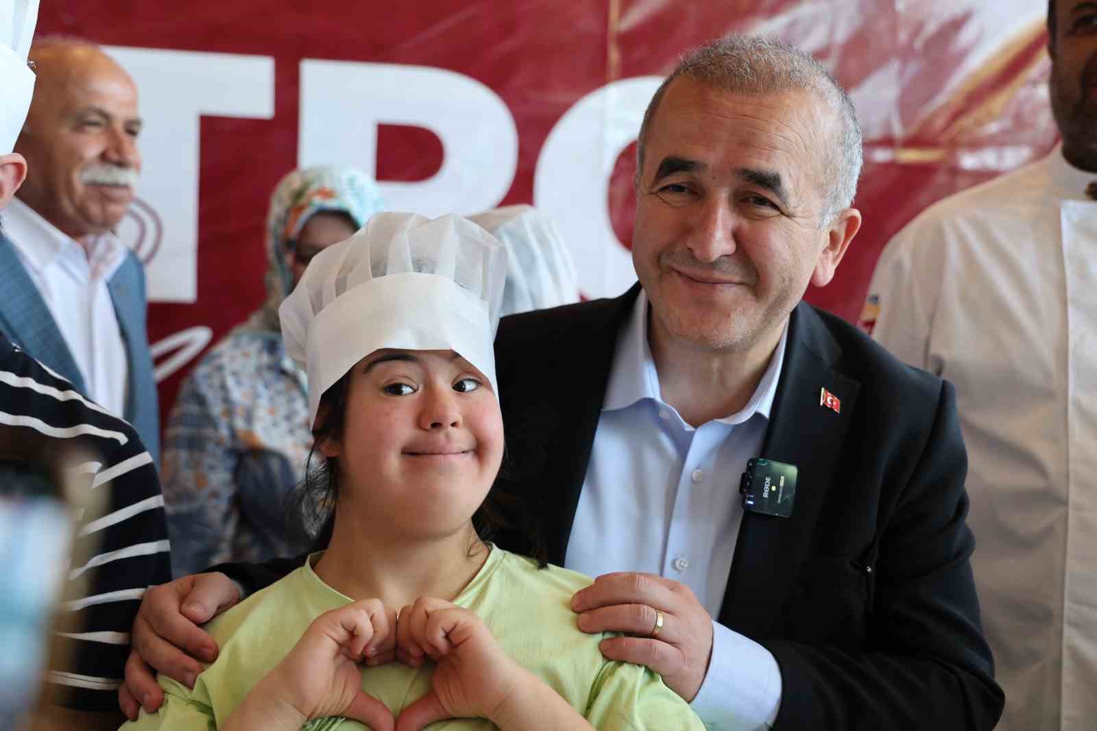 Down sendromlu bireyler pasta s&uuml;sleme yarışmasında h&uuml;nerlerini g&ouml;sterdi
