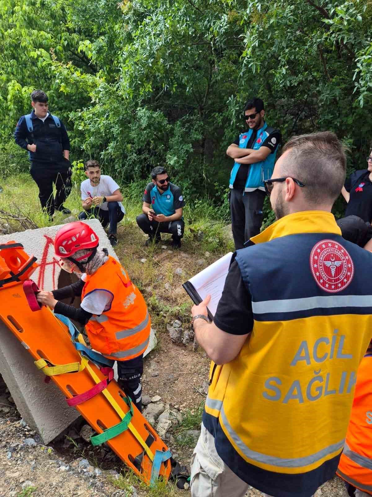 Gen&ccedil; paramedikler afetlere hazırlandı
