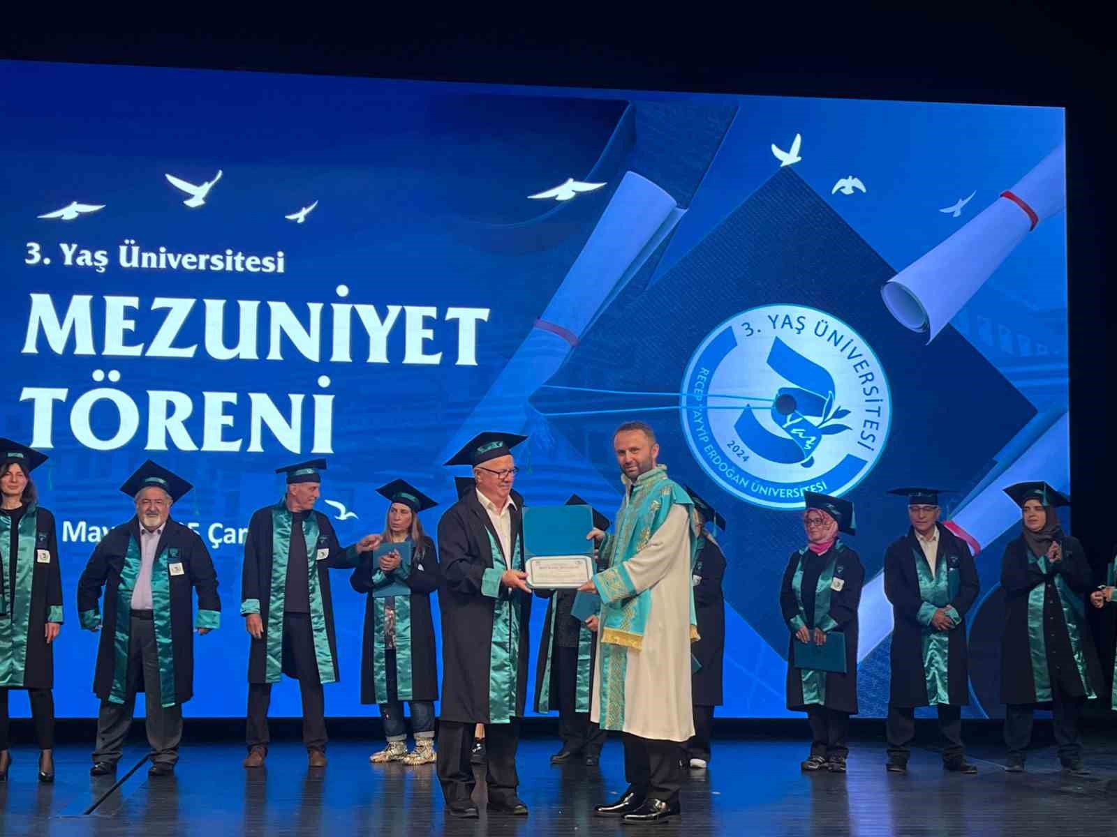 Rize&rsquo;de 3. yaş &uuml;niversitesi ilk mezunlarını verdi
