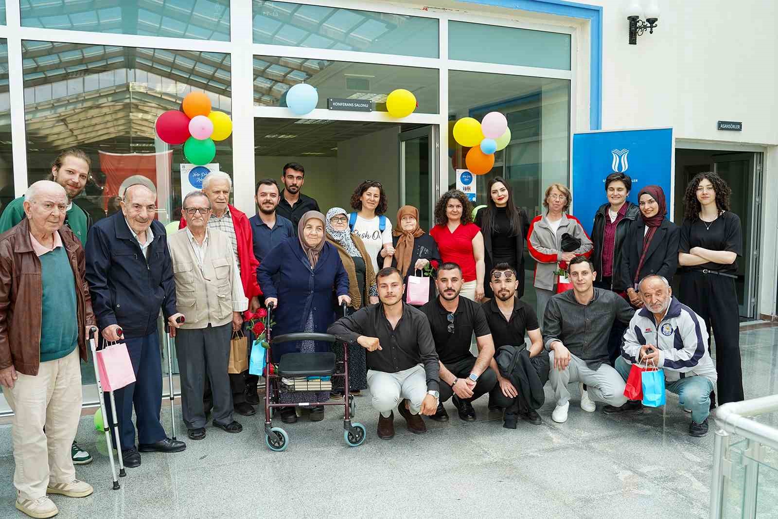 Huzur evi sakinleri bu etkinlikte g&ouml;n&uuml;llerince eğlendi
