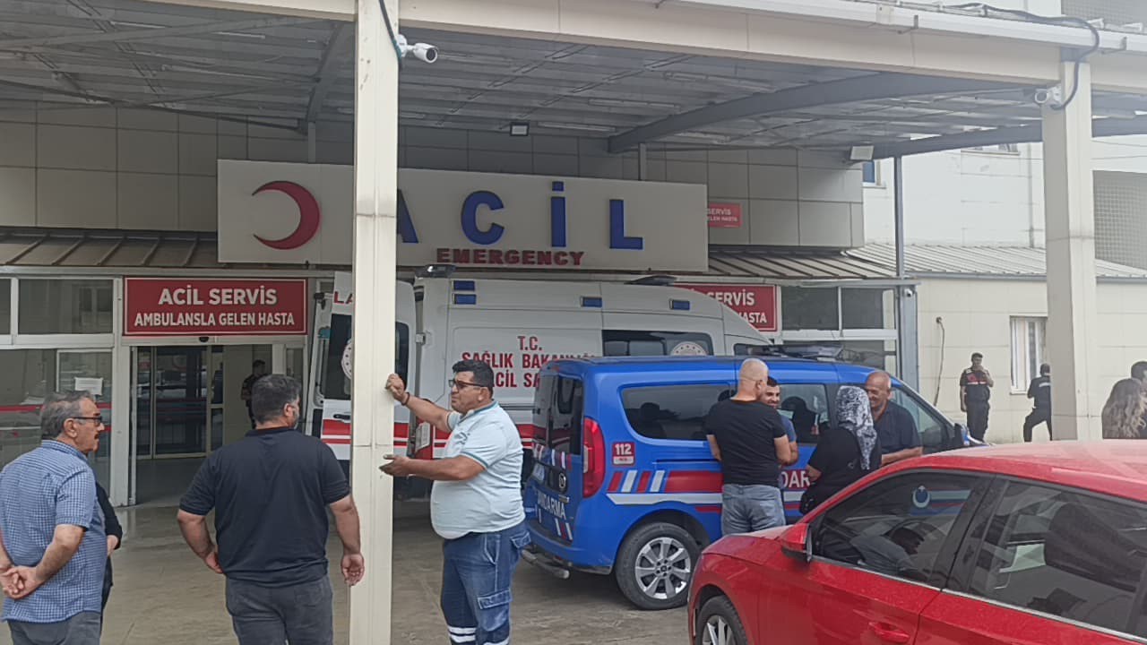 Adana&rsquo;da yol verme kavgasında silahlar &ccedil;ekildi: 1&rsquo;i polis 3 yaralı
