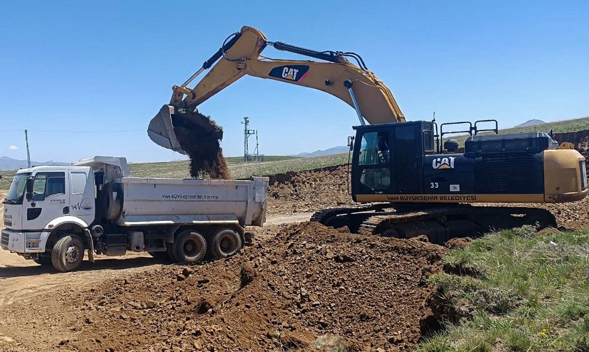 Van Büyükşehir Belediyesi kent merkezi ve kırsalda çalışmalarını sürdürüyor