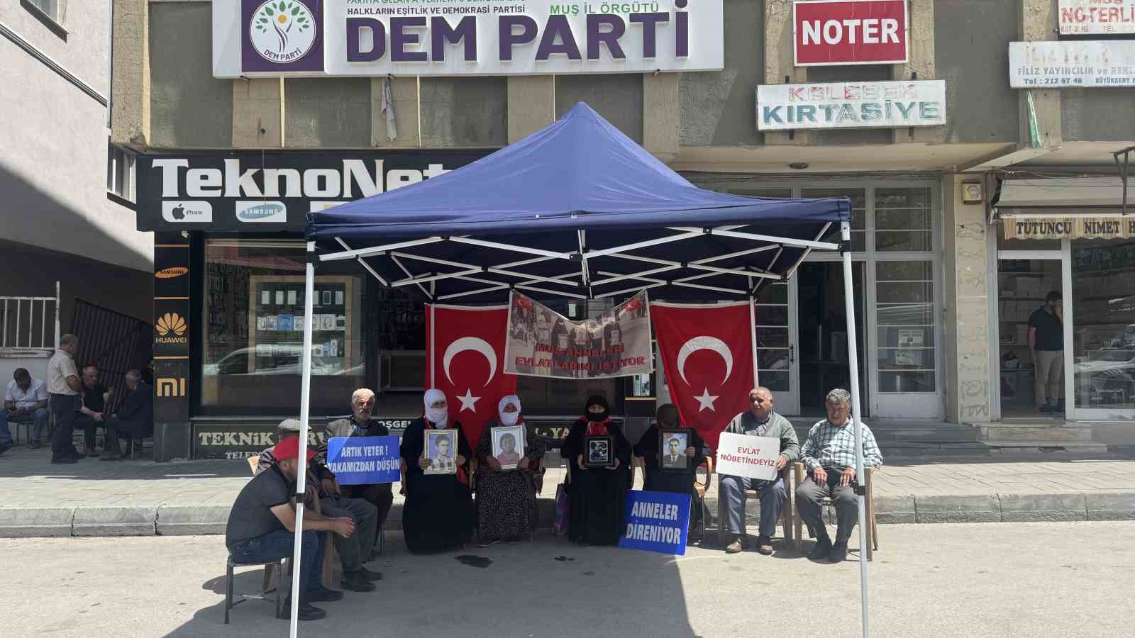 Muş’ta evlat nöbetini sürdüren aileler, terörsüz Türkiye sürecinden umutlu