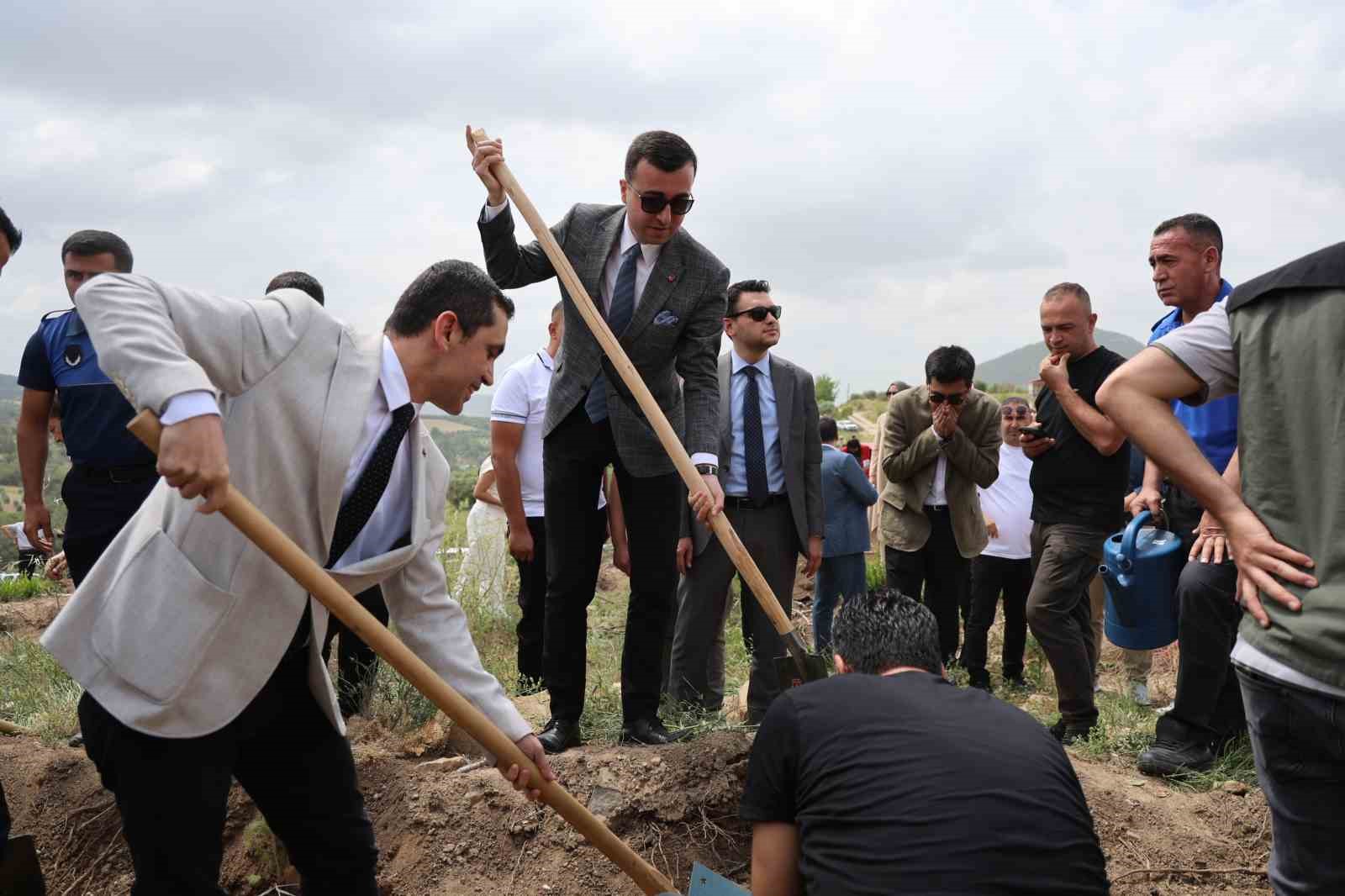 Hakim, savcı ve hükümlüler yanan ormanı yeşertmek için fidan dikti