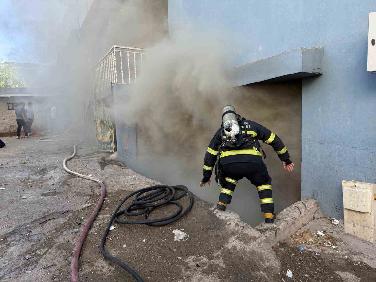 Batman’da apartmanın bodrum katında yangın