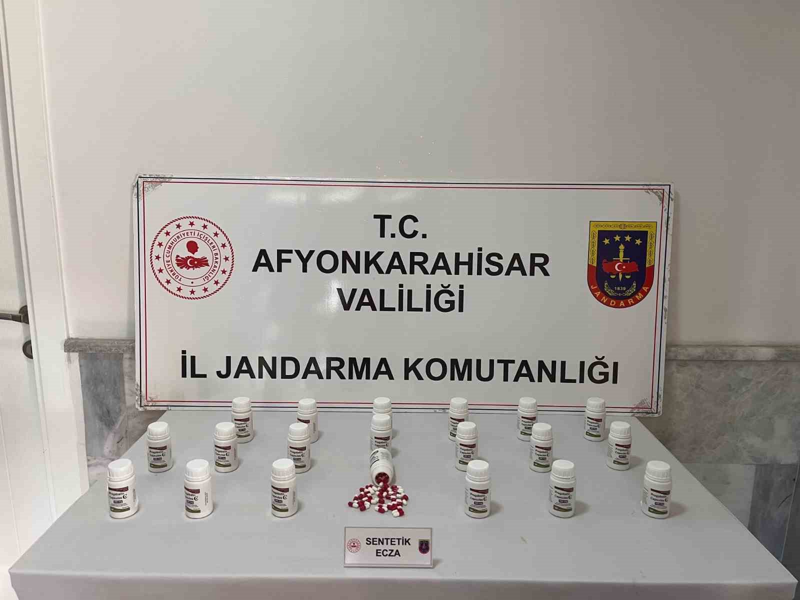 Jandarma iş yerine yaptığı baskında bin 200 adet uyuşturucu hap ele geçirdi