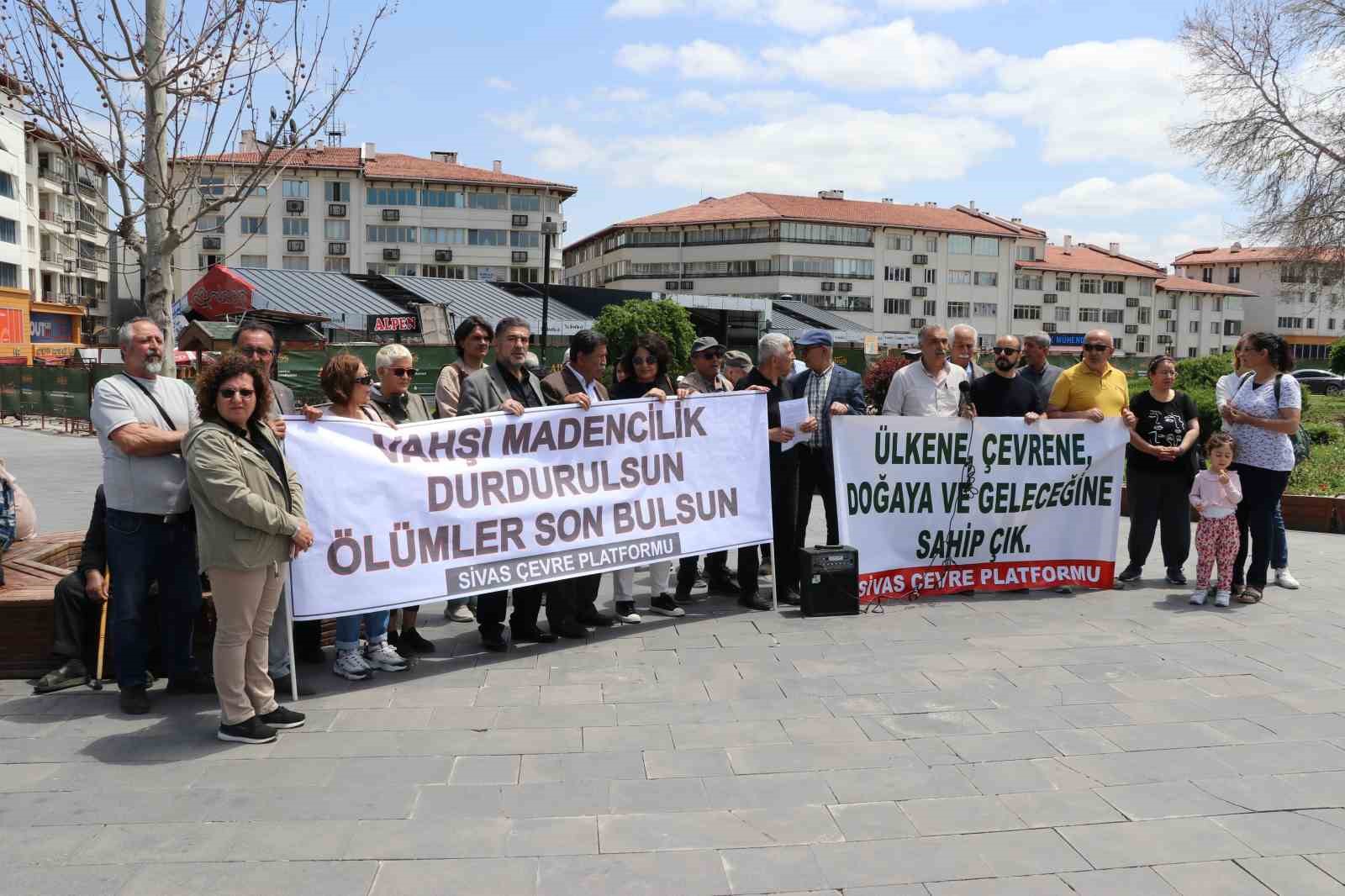 Sivas&rsquo;ta bir kişinin &ouml;ld&uuml;ğ&uuml; maden kazası protesto edildi

