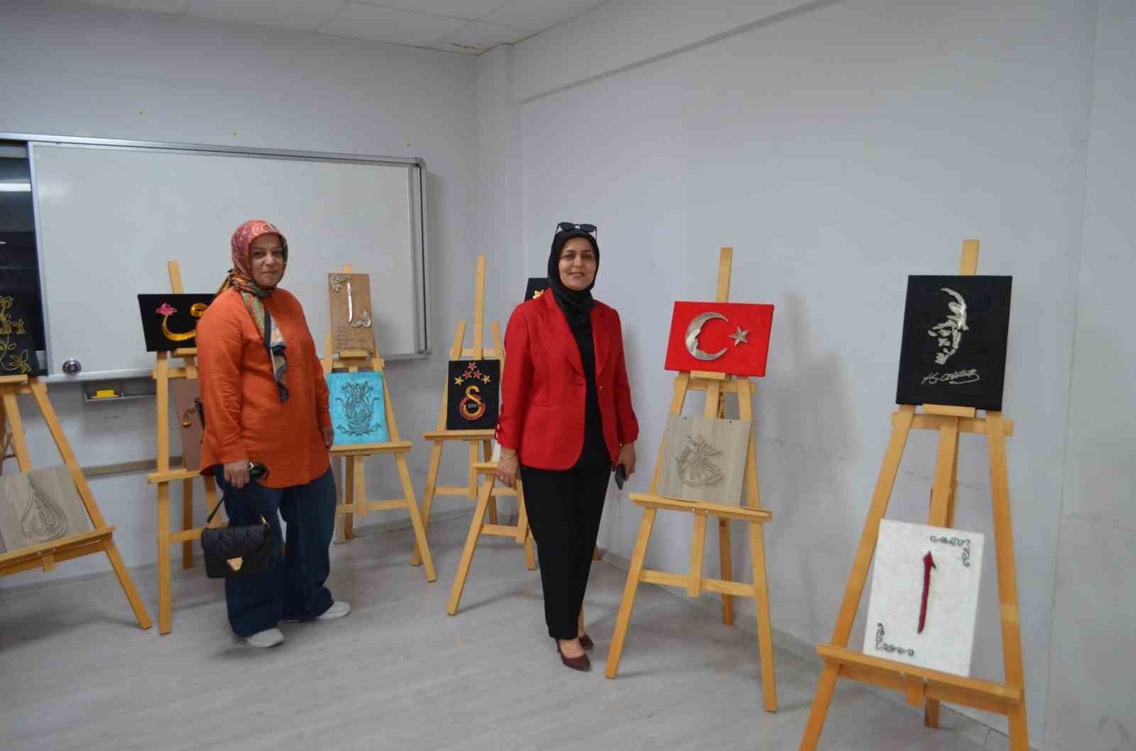 Kursiyerlerin el emeği g&ouml;z nuru &uuml;r&uuml;nleri sergilendi
