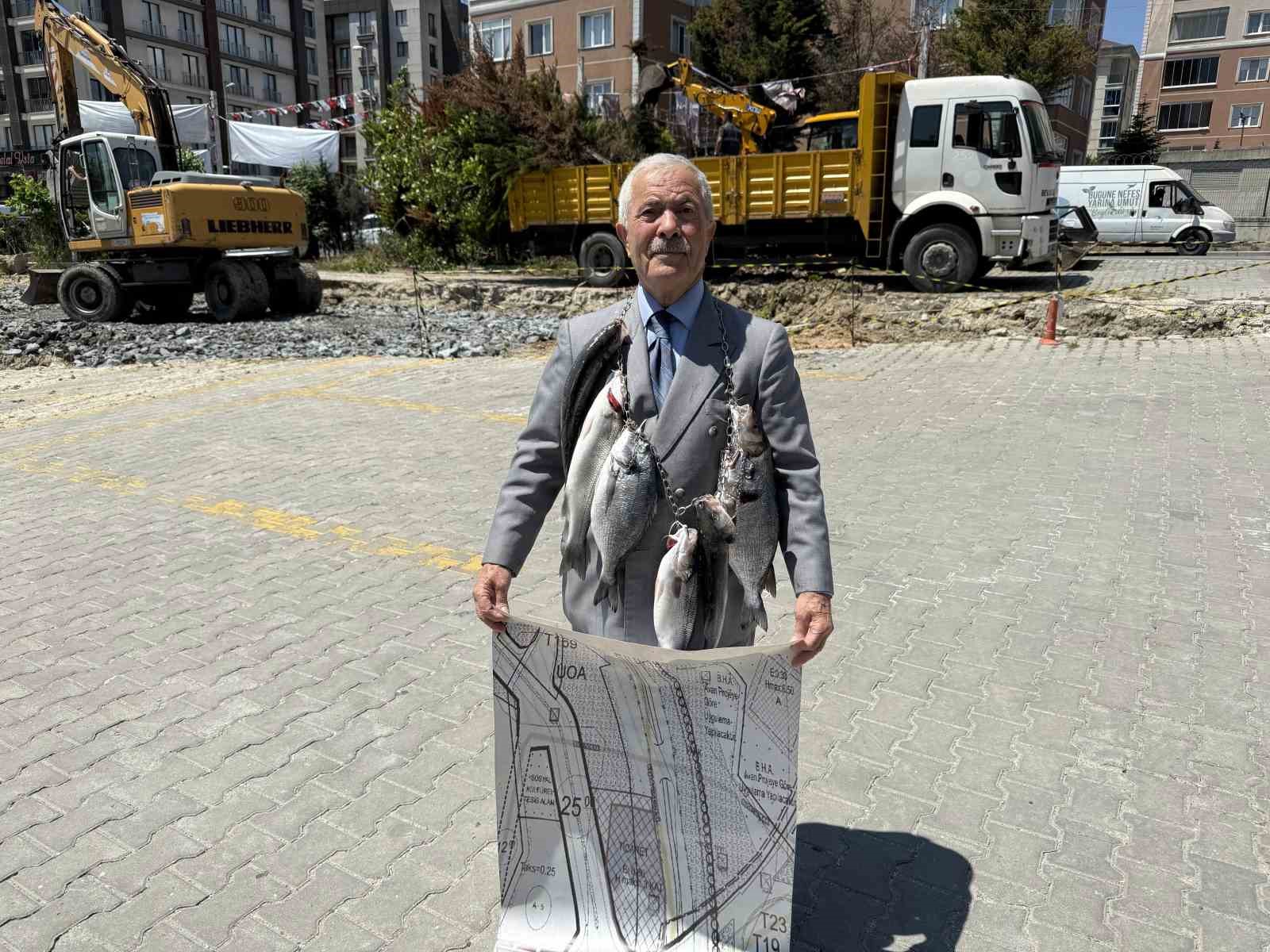 Balıkçı Kenan, boynuna astığı balıklarla İmamoğlu ve Özel’i protesto etti