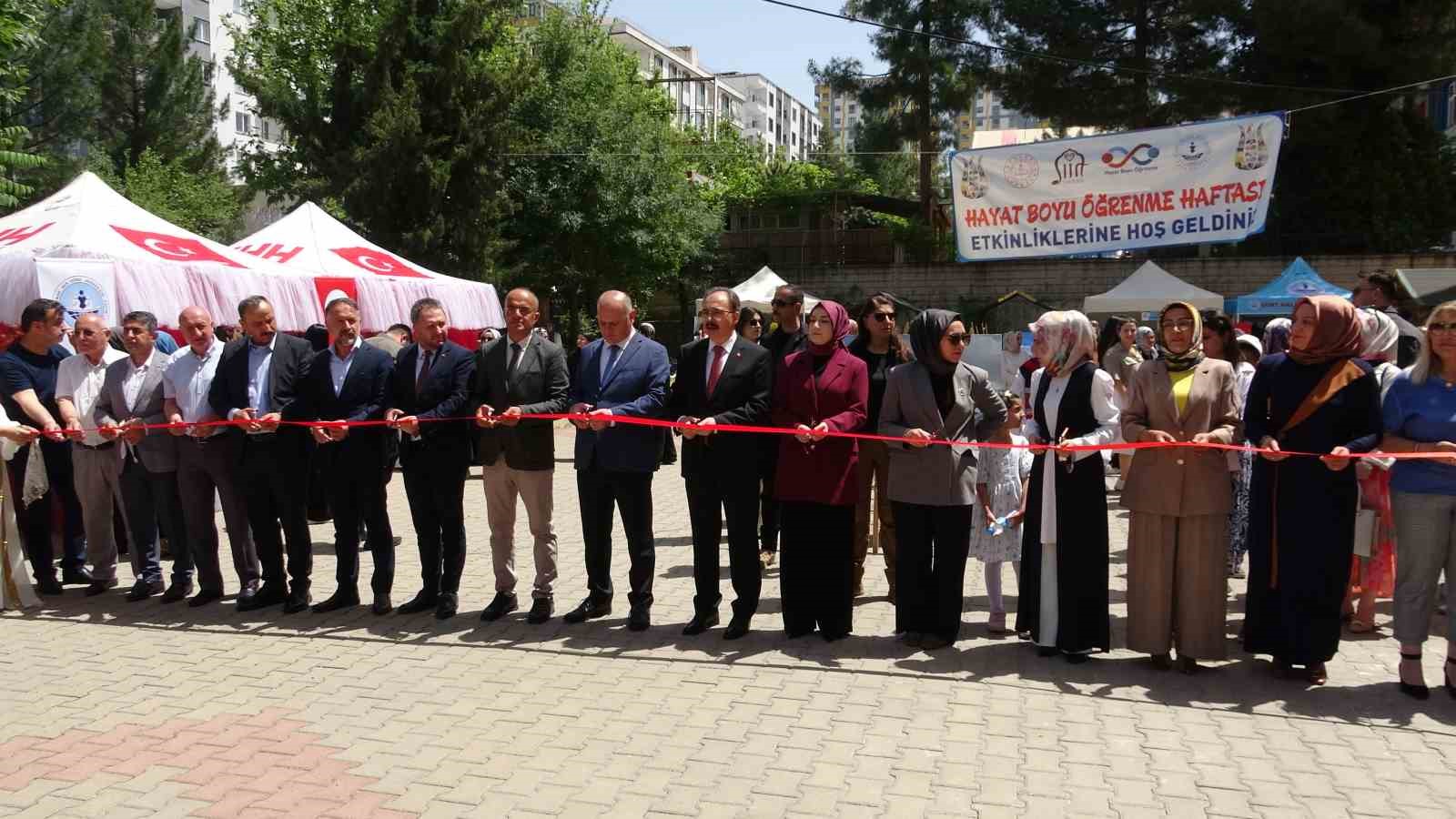 Siirt’te kursiyerler el emeği ürünlerini sergiledi