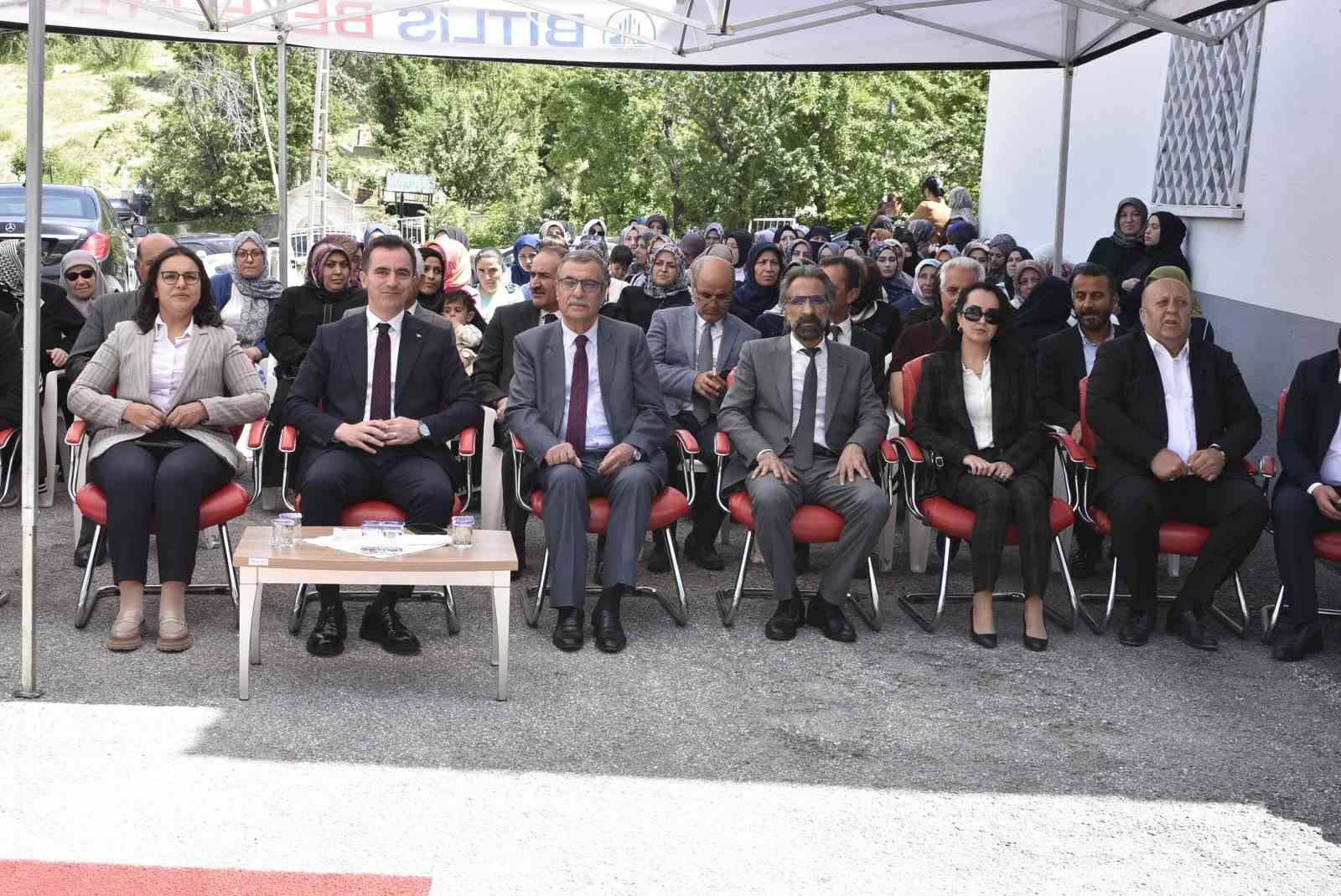 Bitlis’te kurslarda üretilen el emeği ürünler yıl sonu sergisiyle görücüye çıktı
